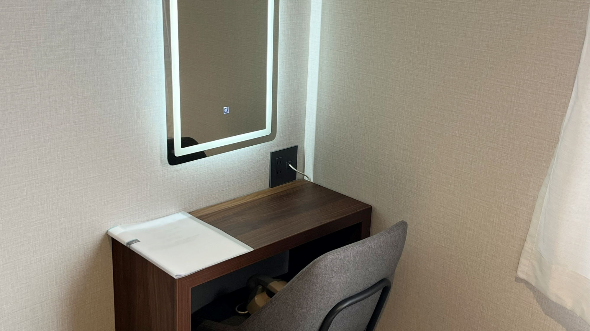 *【デスク】明るい照明付きデスクで読書やお仕事に最適。