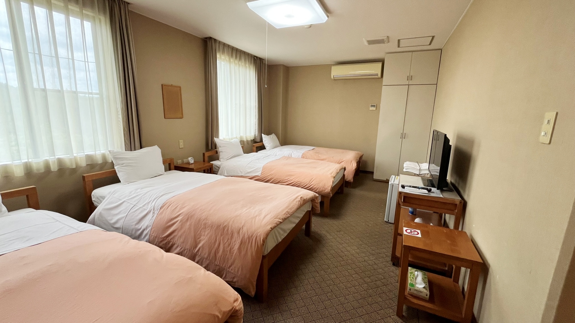 *【洋室4名】ファミリーやグループに嬉しい広々とした洋室。