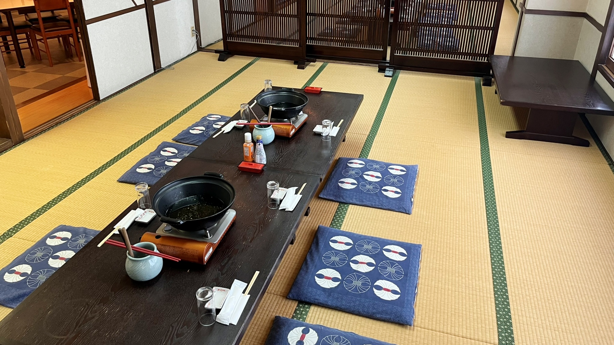 *【食事処】グループでも楽しめる広々ラウンジ。