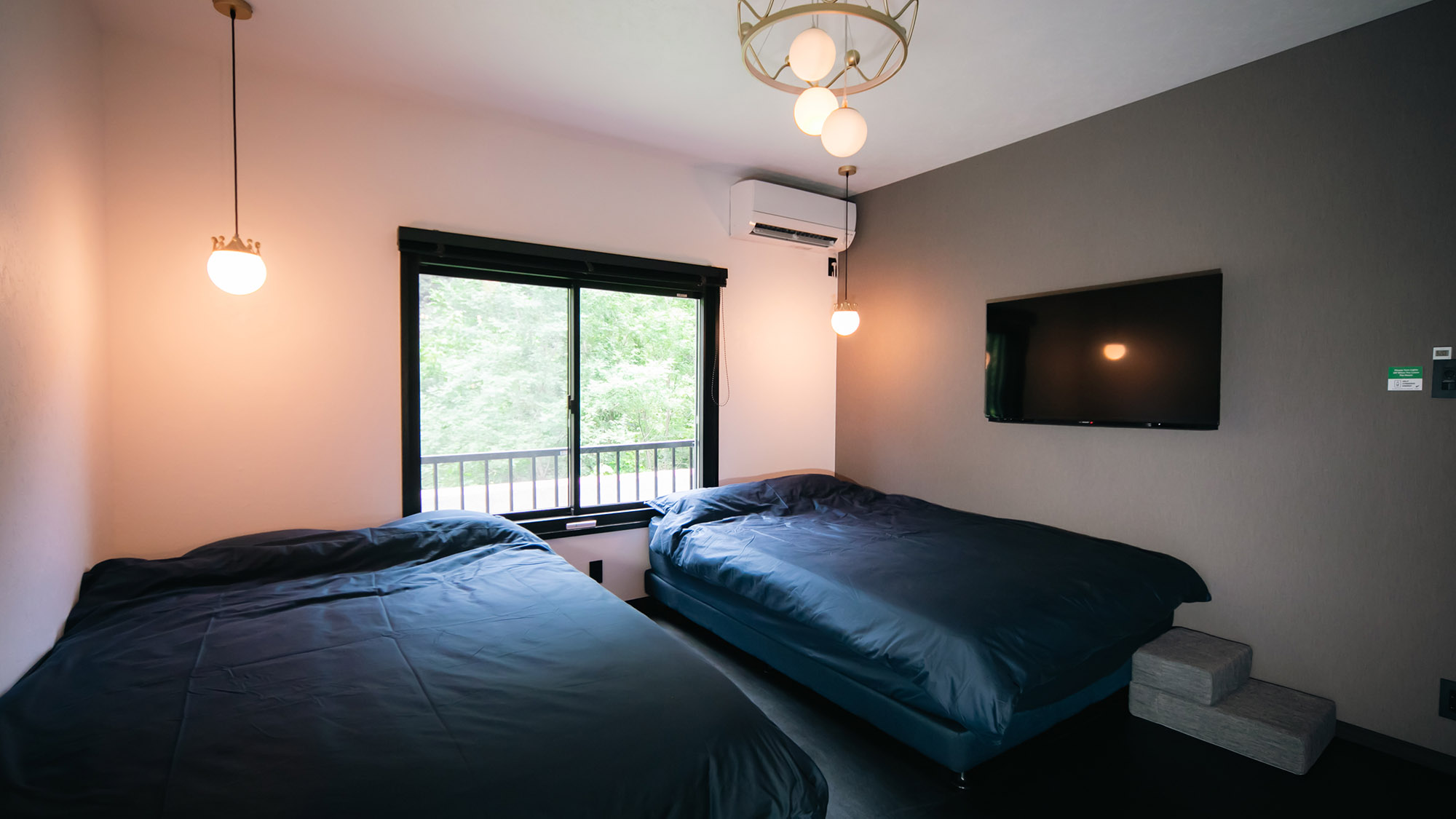 ・【寝室（2F）】各寝室には、デスクやテレビを備えています