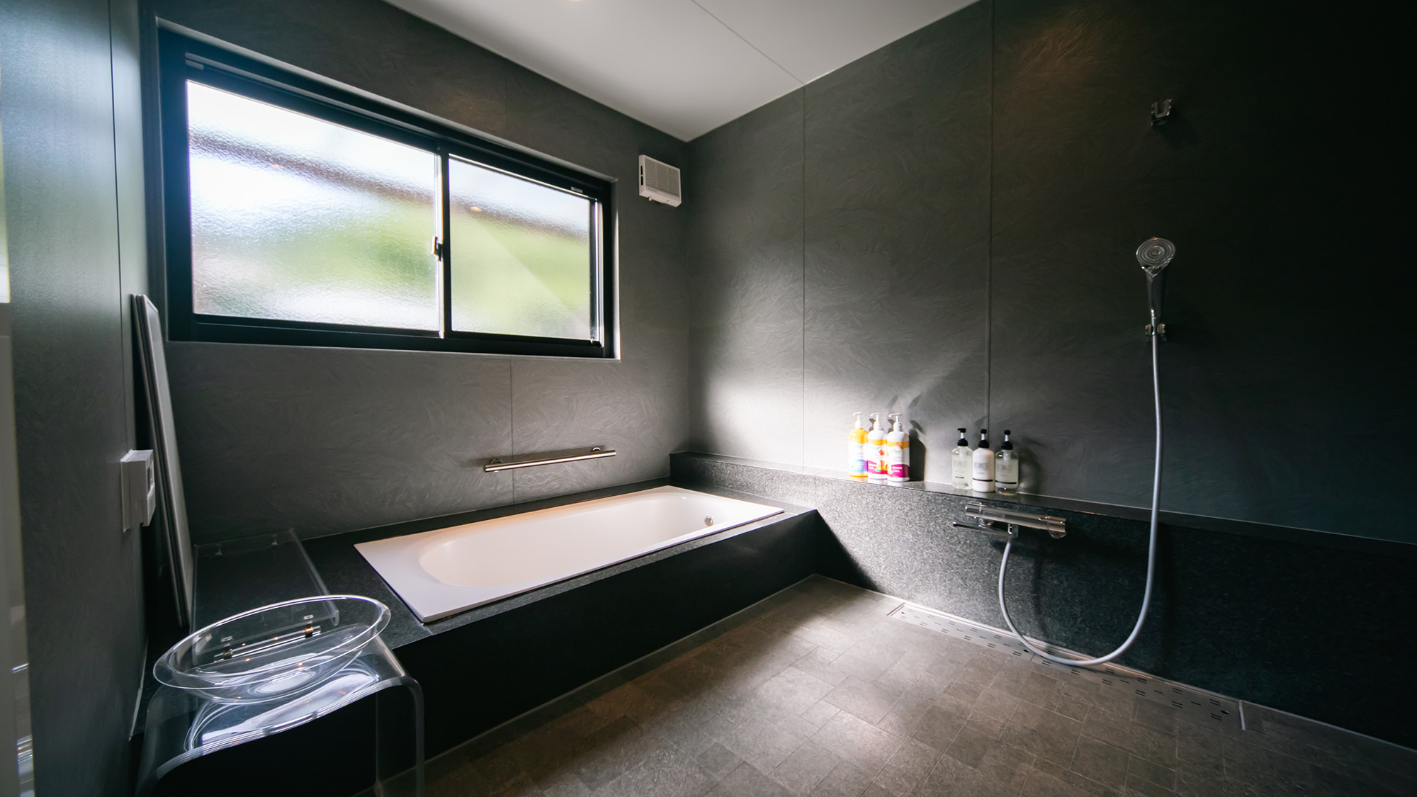 ・【浴室（1F）】ReFaのシャワーヘッドとBOTANISTのシャンプー・トリートメントでリラックス