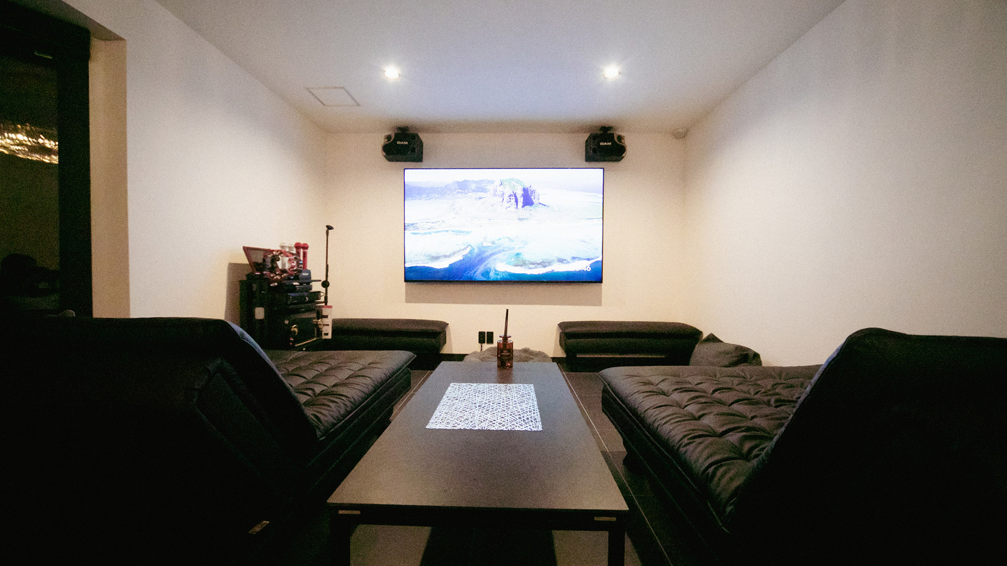 ・【リビング（1F）】ミラーリング・インターネット対応の大型テレビで映画や音楽を満喫