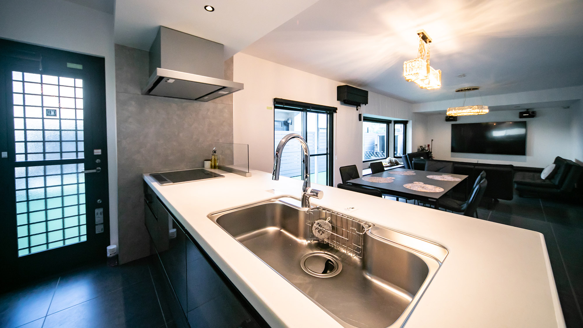 ・【キッチン（1F）】リビング・ダイニングを見渡す対面式キッチン。みんなでお話ししながらお料理が可能