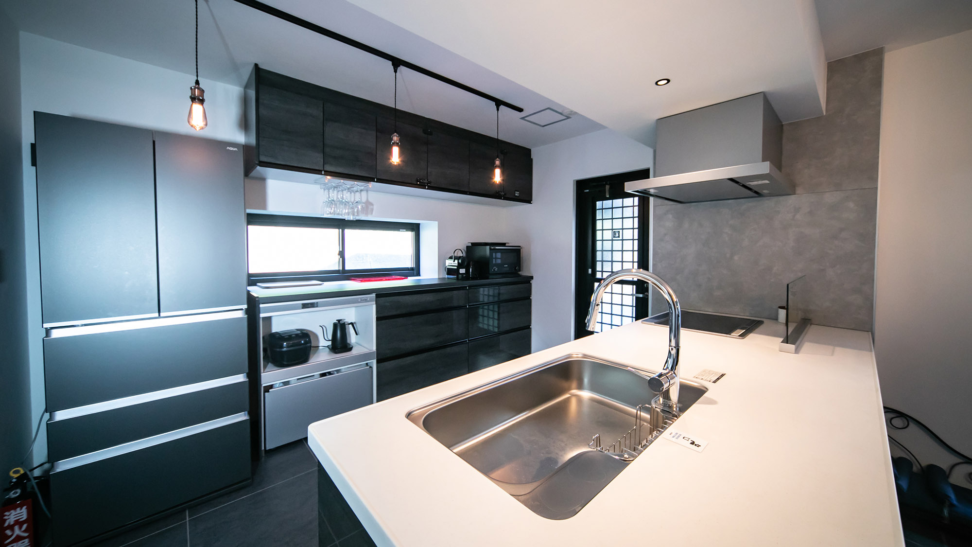 ・【キッチン（1F）】食器や調理器具も一通り備えております