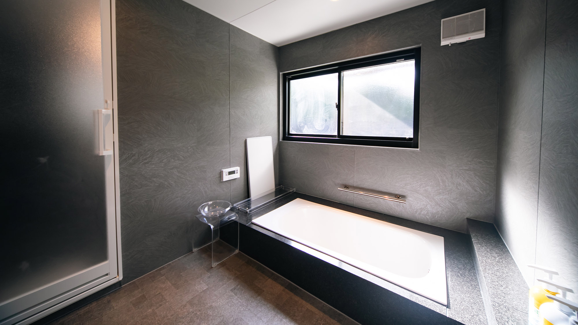 ・【浴室（1F）】ゆったりと足を伸ばせる湯船と広々とした洗い場の浴室