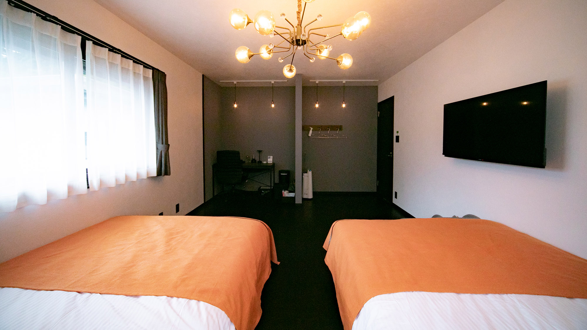 ・【寝室（2F）】各寝室には、デスクやテレビを備えています