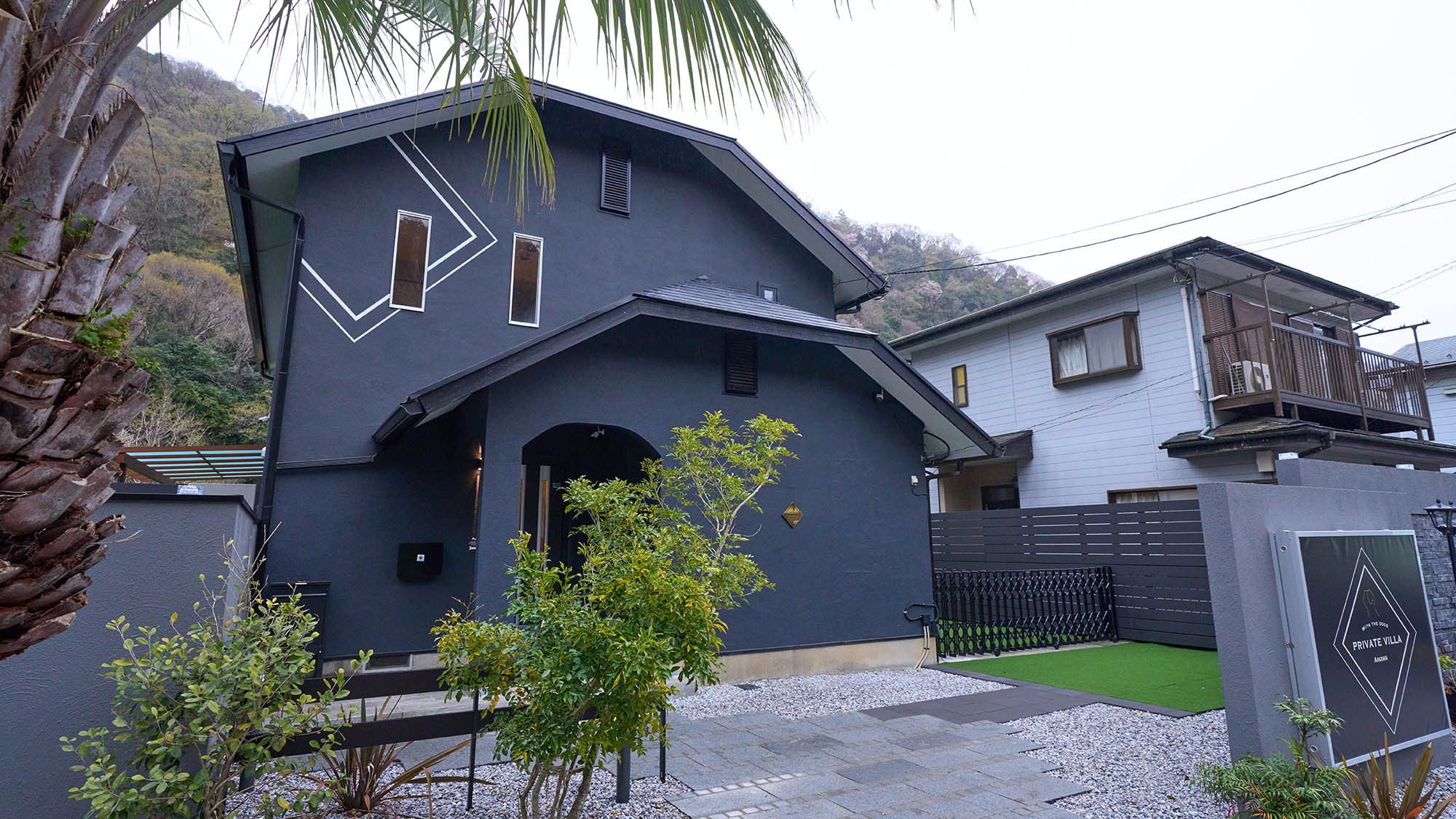 ・【外観】都心から車で約60分、神奈川県愛川町の自然豊かな環境に佇む一棟貸しヴィラです