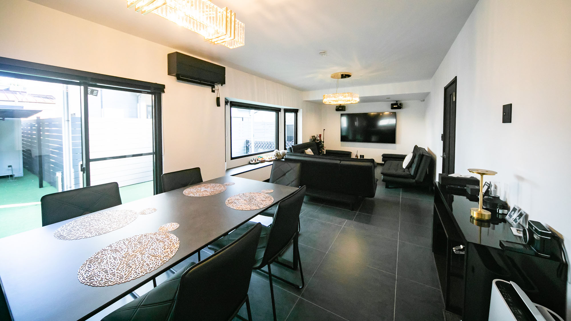 ・【ダイニング（1F）】お食事はもちろん、団らんや作業スペースとしても活用できる多目的な空間です