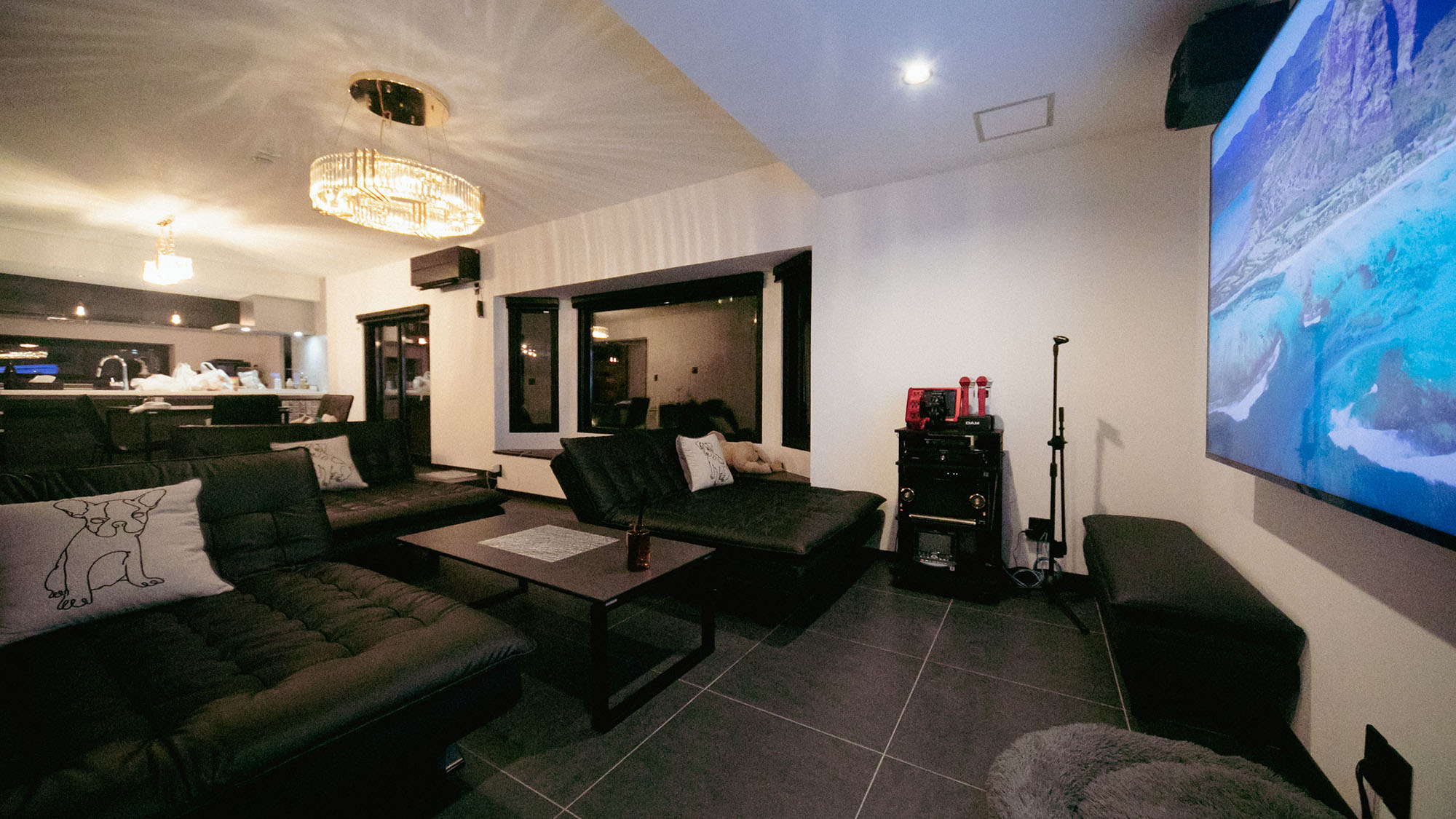 ・【リビング（1F）】最新機種のカラオケを好きなだけお楽しみいただけます