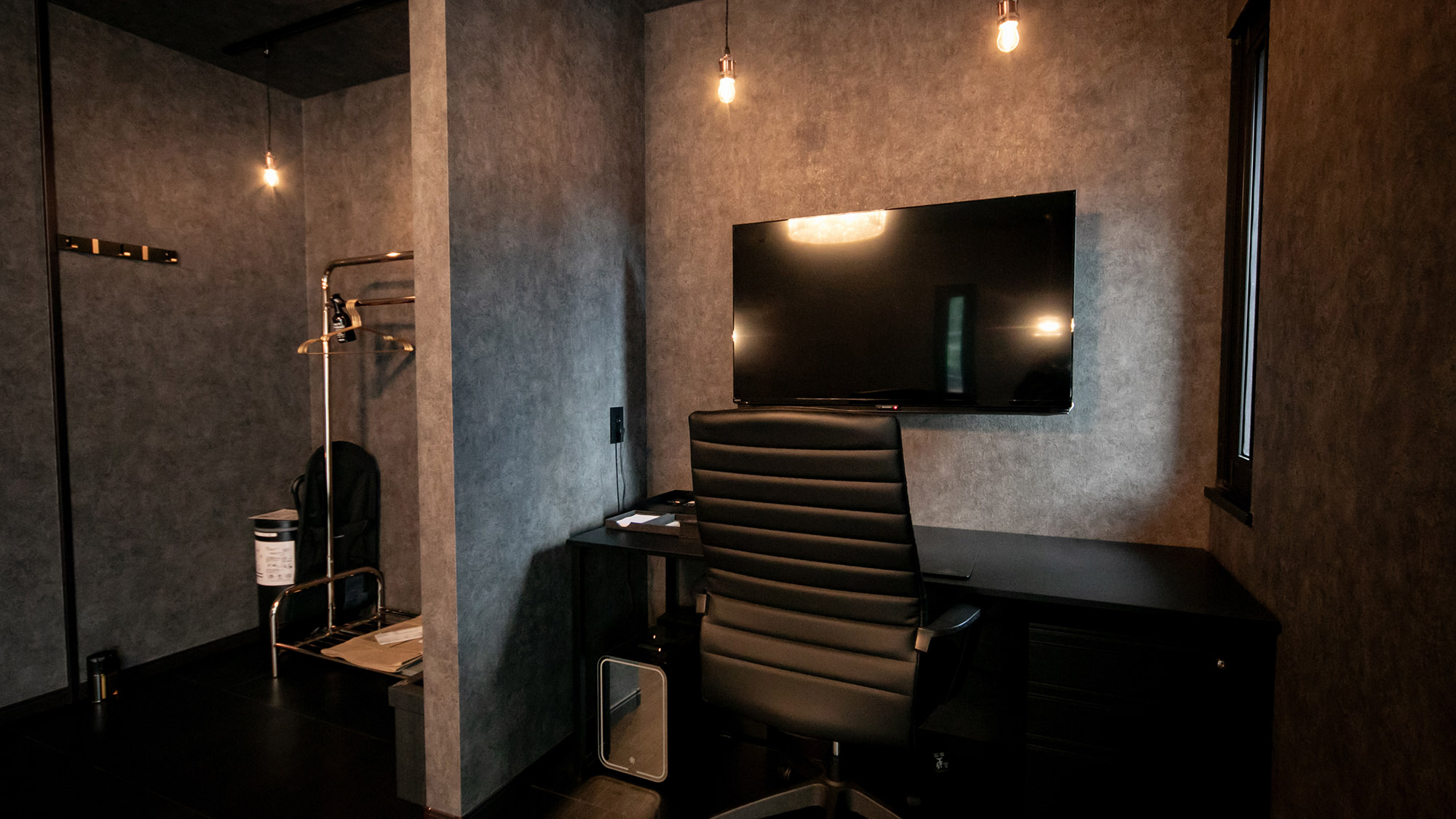 ・【寝室（2F）】各寝室には、デスクやテレビを備えています