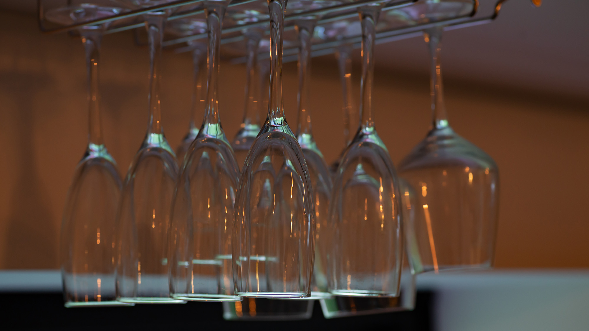 ・【食器各種（1Fキッチン）】まるでお店のようにグラスが取り揃えられております