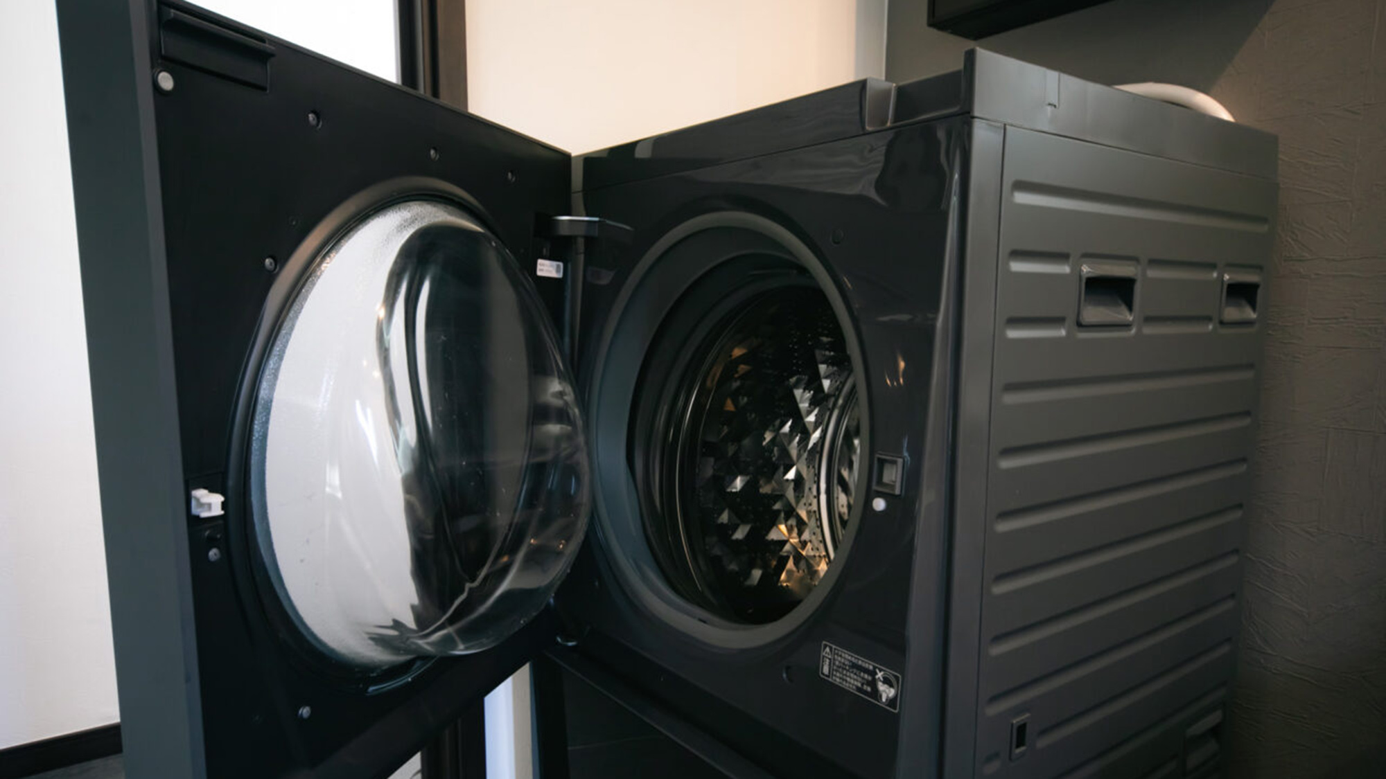 ・【ドラム式洗濯乾燥機（1F洗面所）】連泊利用でも安心。荷物を減らして旅行をお楽しみいただけます