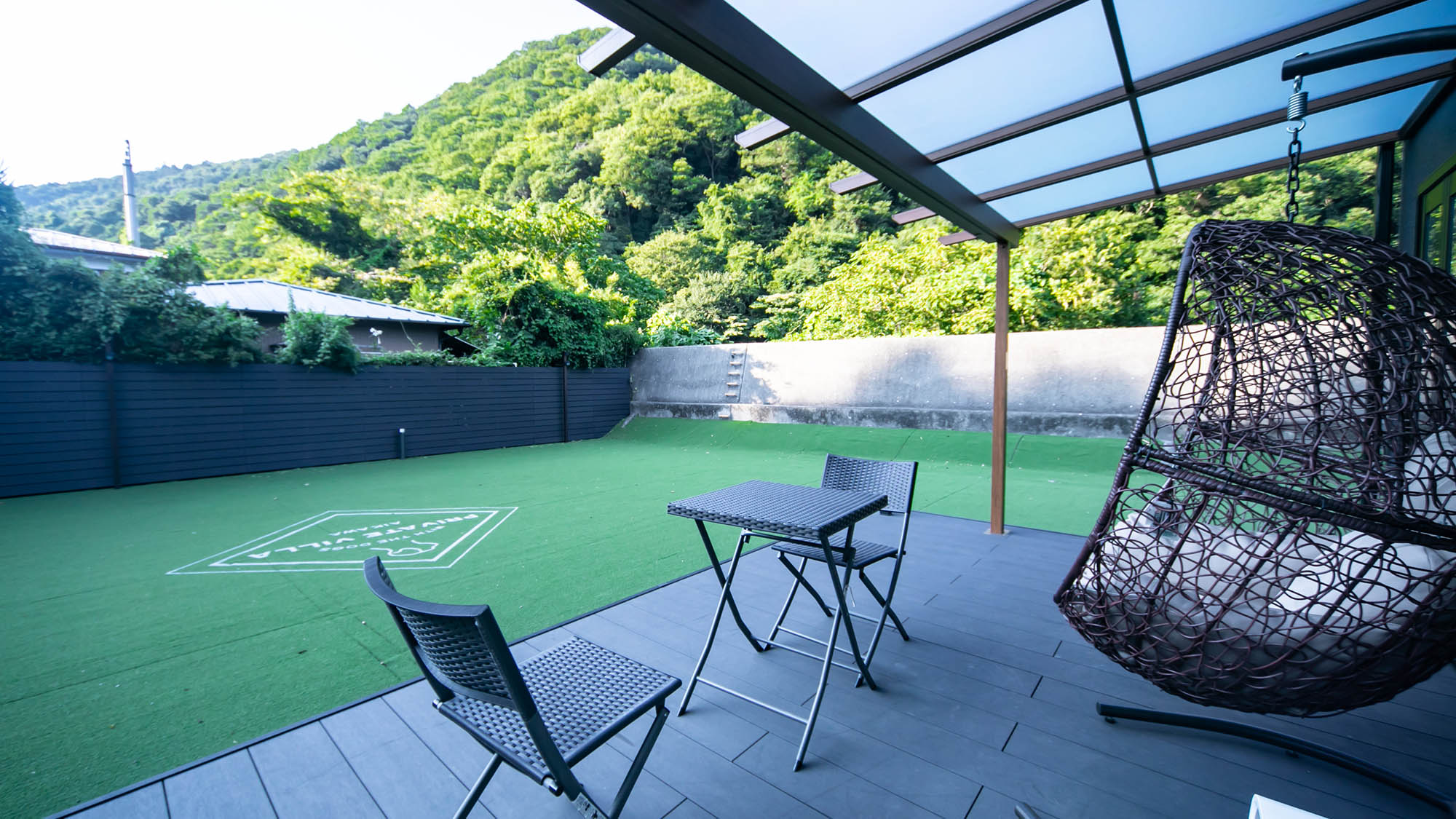 ・【ウッドデッキ】屋根付きでドッグランを見渡すように設置。思い思いの時間をお過ごしください