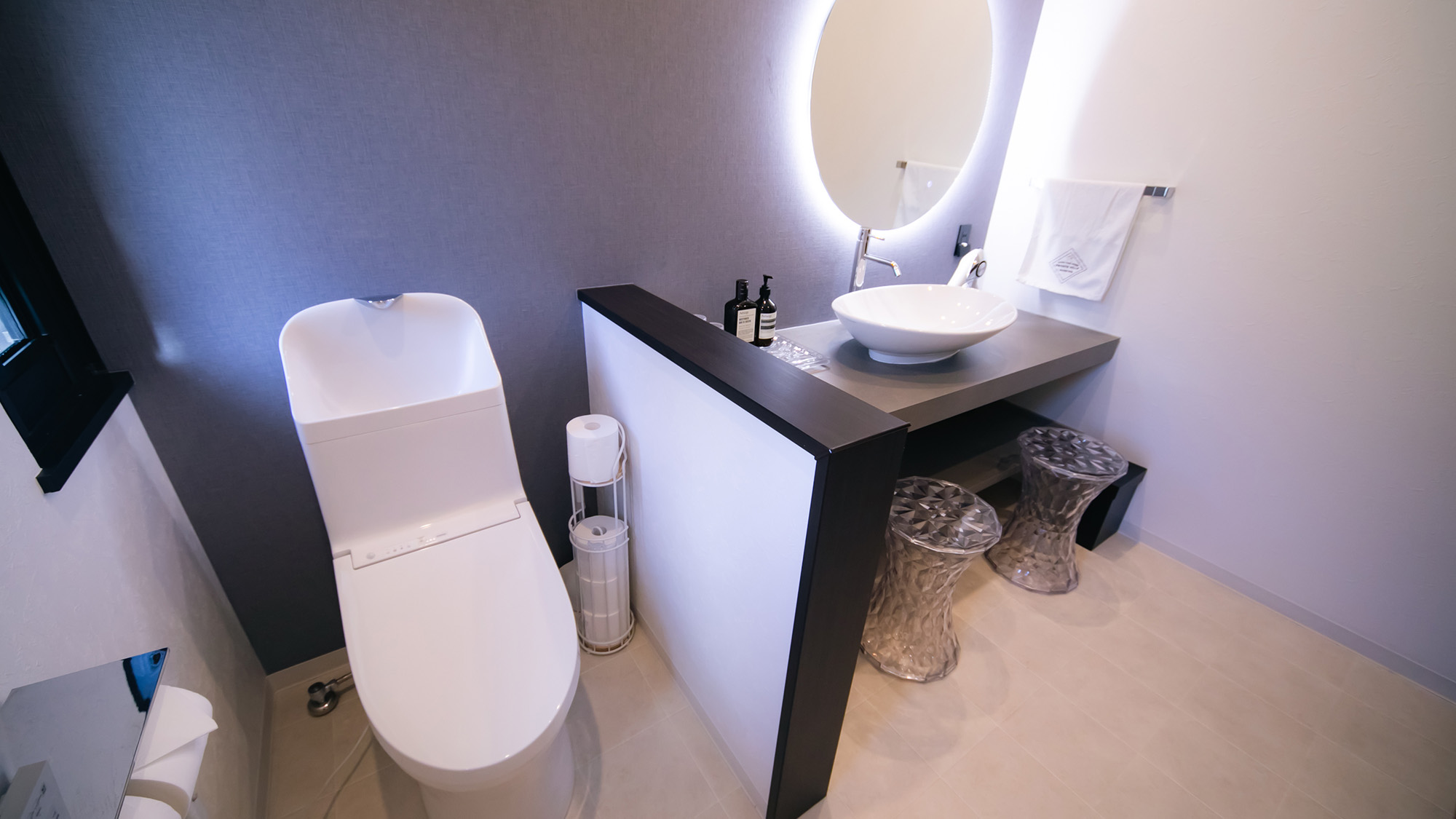 ・【トイレ（2F）】明るく清潔感のある温水洗浄便座付トイレ