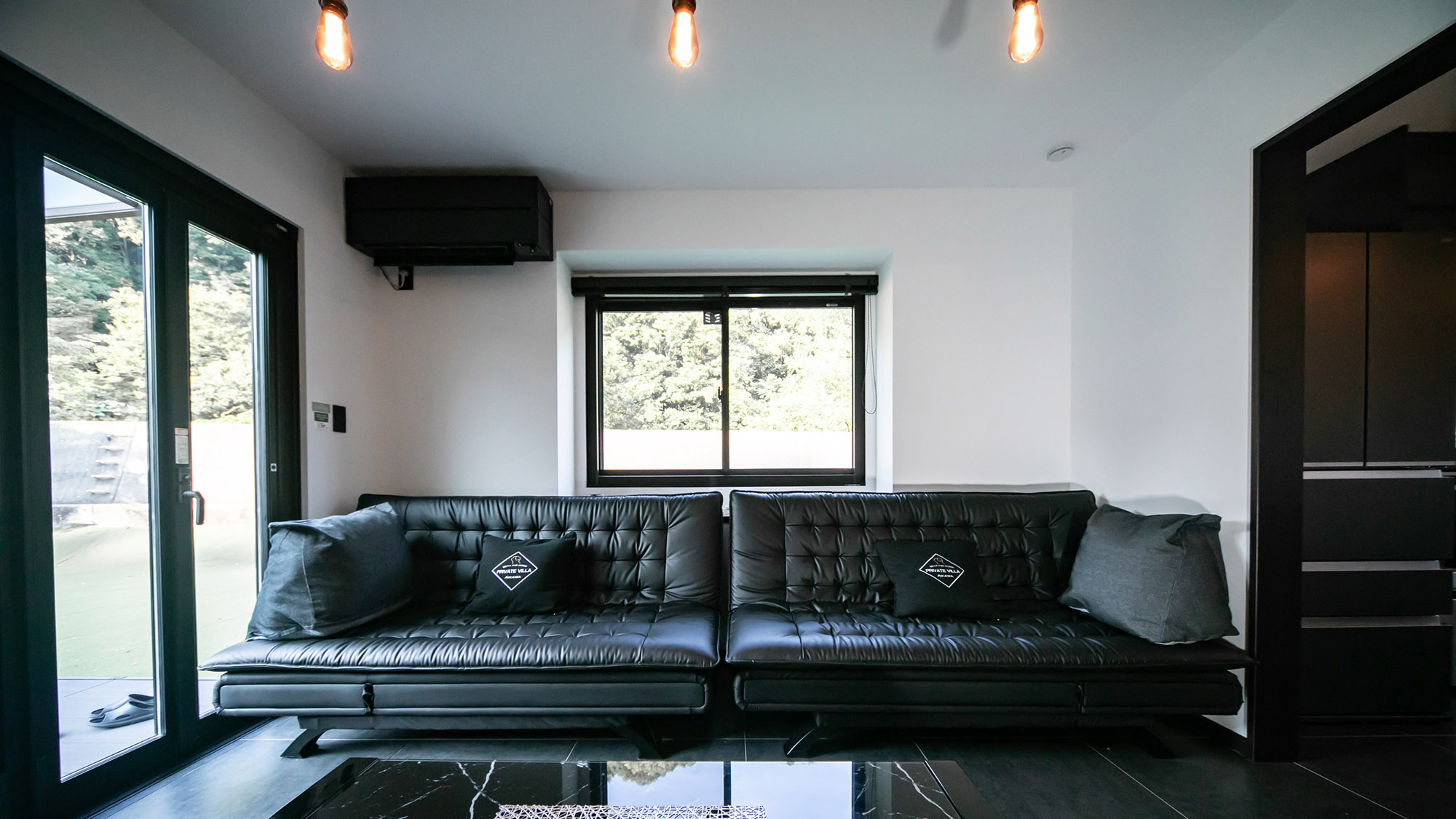 ・【セカンドリビング（1F）】高級感のあるソファでのんびりお寛ぎいただけます