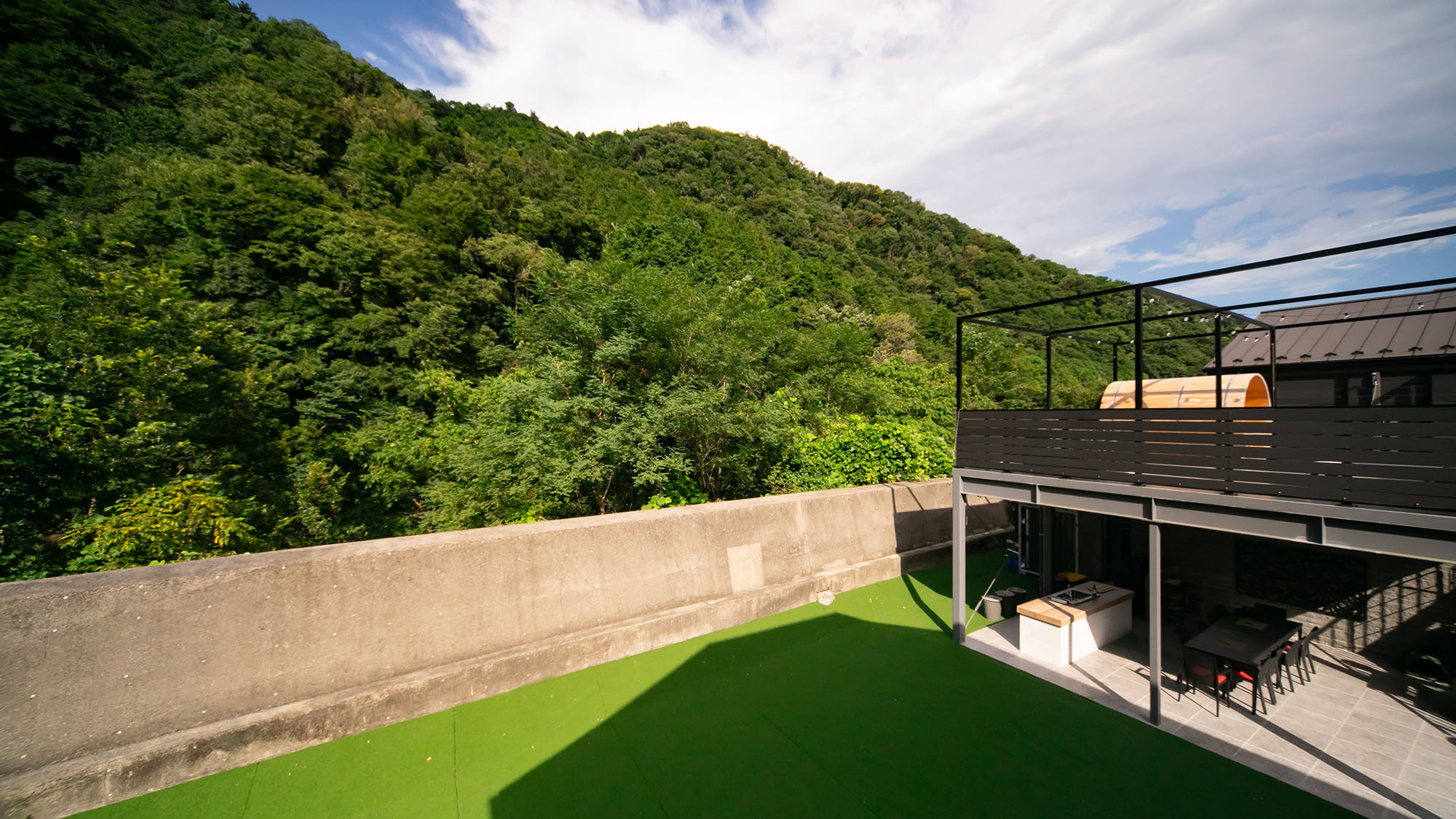 ・【外観】愛川の豊かな自然に囲まれ、愛犬や大切な人と非日常を優雅に過ごすための空間