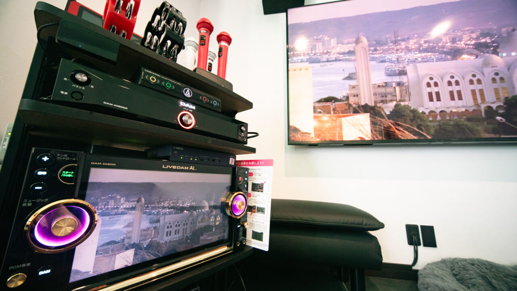 ・【カラオケ設備（1Fリビング）】DAMシリーズの最新機種。「LIVE DAM AiR」をご利用可能