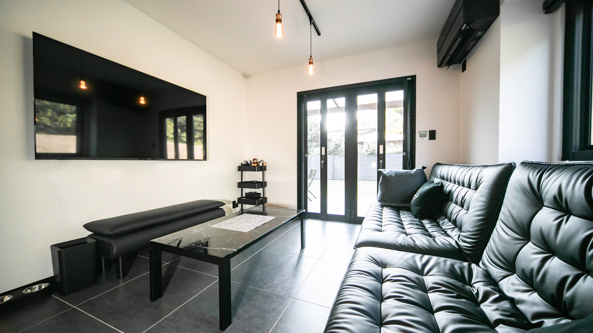 ・【セカンドリビング（1F）】インターネット対応大型テレビ完備。みんなで集まって鑑賞できます