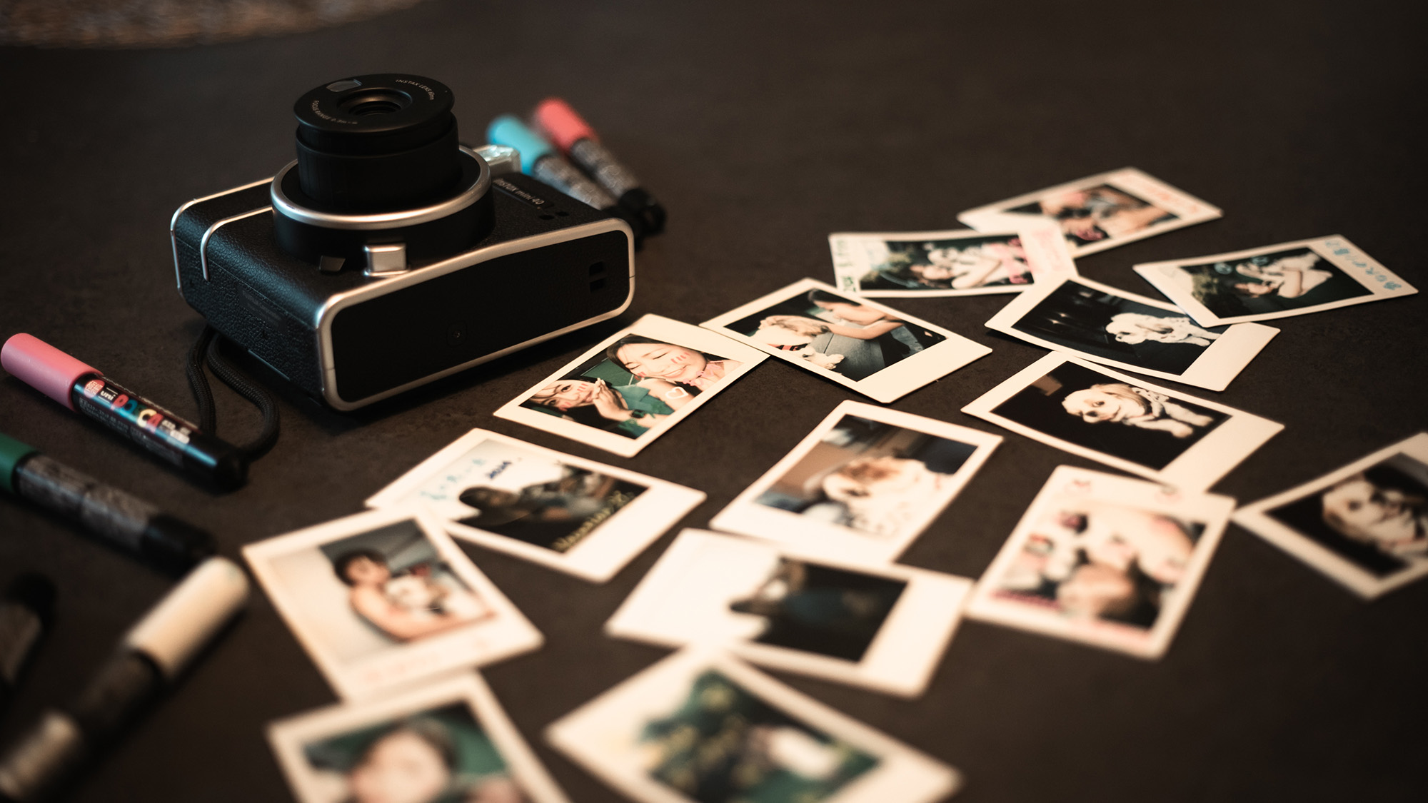 ・【チェキ】ポスカも一緒に置いてありますので旅の思い出にお写真をお持ち帰りください