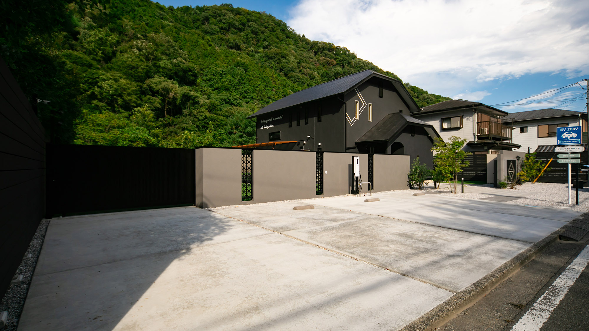 ・【駐車場・EV充電器】最大4台の駐車が可能。EV充電器も1台分ご用意しております
