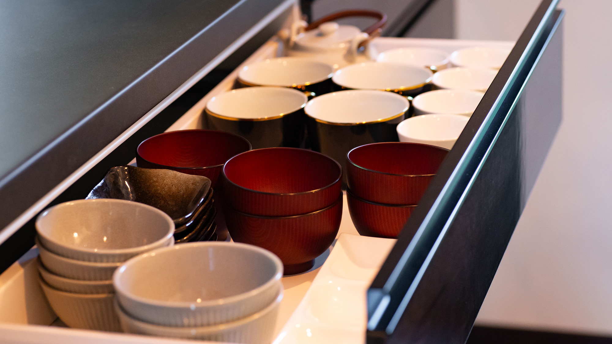 ・【食器各種（1Fキッチン）】大人数でも安心の品揃え。自慢の料理の腕を存分に振るってください