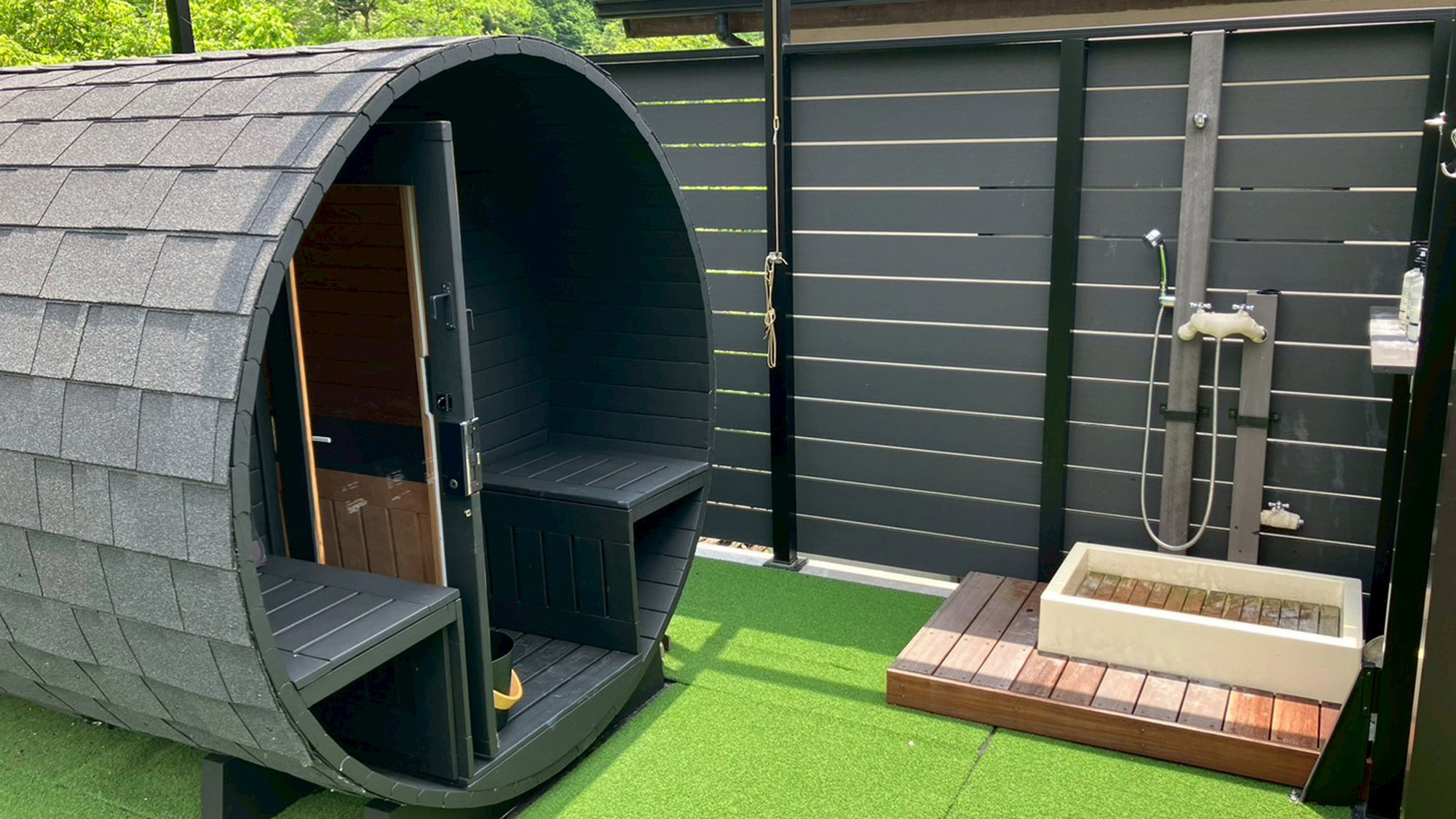 ・【サウナ・ジャグジー】セルフロウリュも可能なバレルサウナ。時間も気にせず、ととのい体験ができます