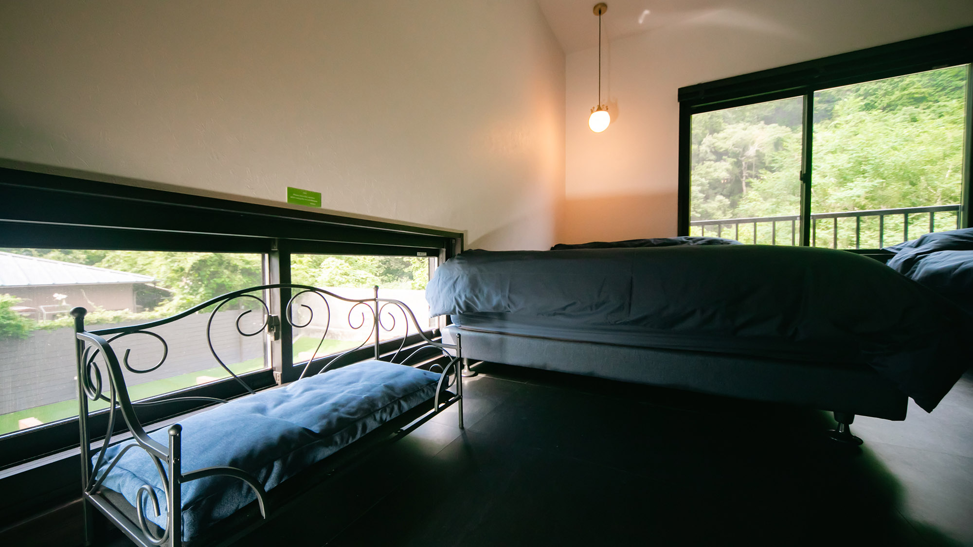 ・【寝室（2F）】各寝室にワンちゃん用のベッドも完備