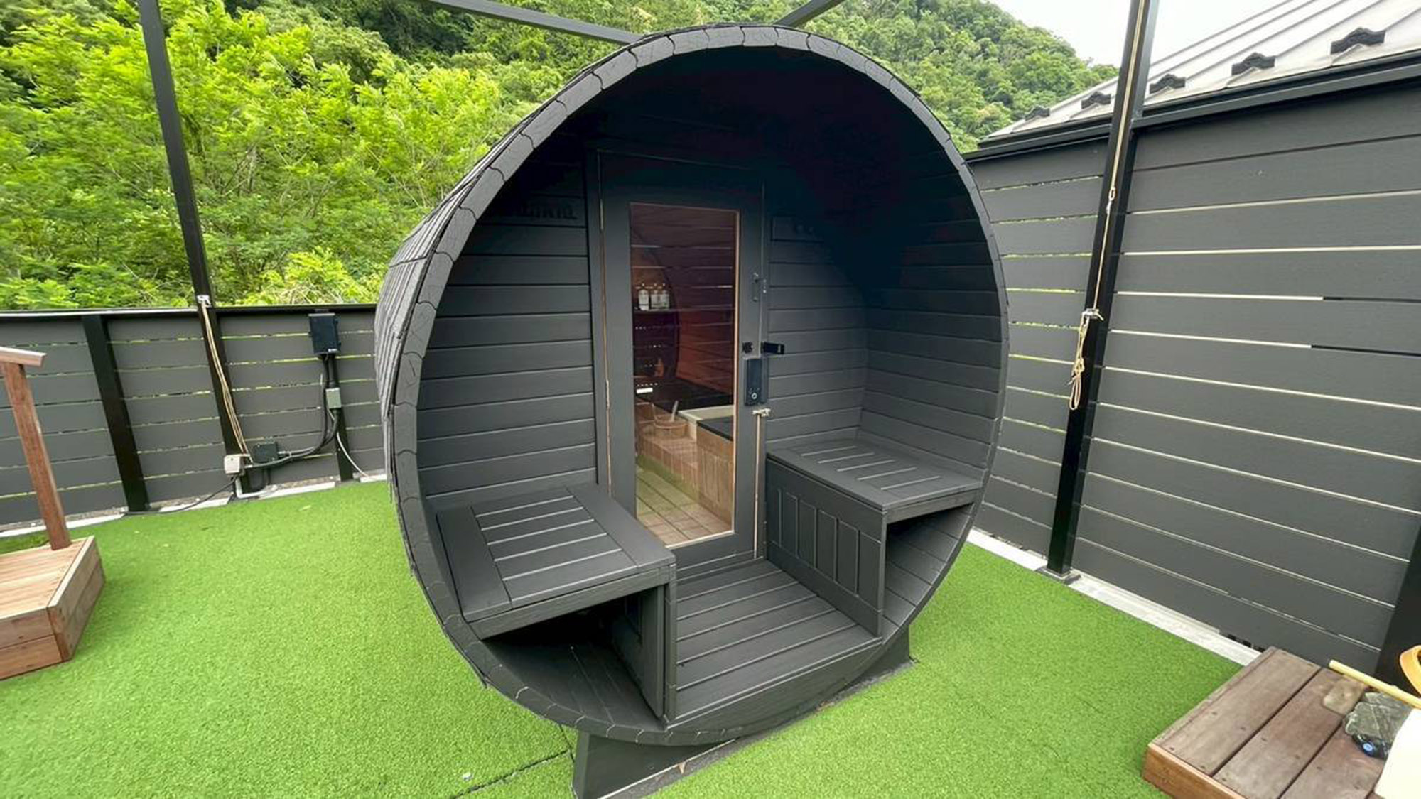 ・【サウナ】セルフロウリュも可能なバレルサウナを設置しております