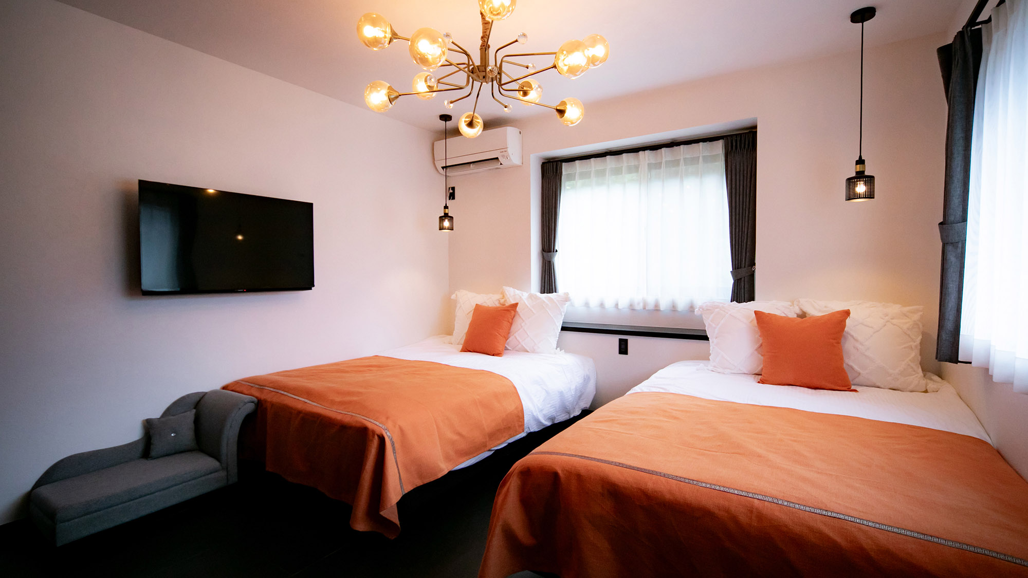 ・【寝室（2F）】ゆとりのあるベッドで旅の疲れを癒しませんか