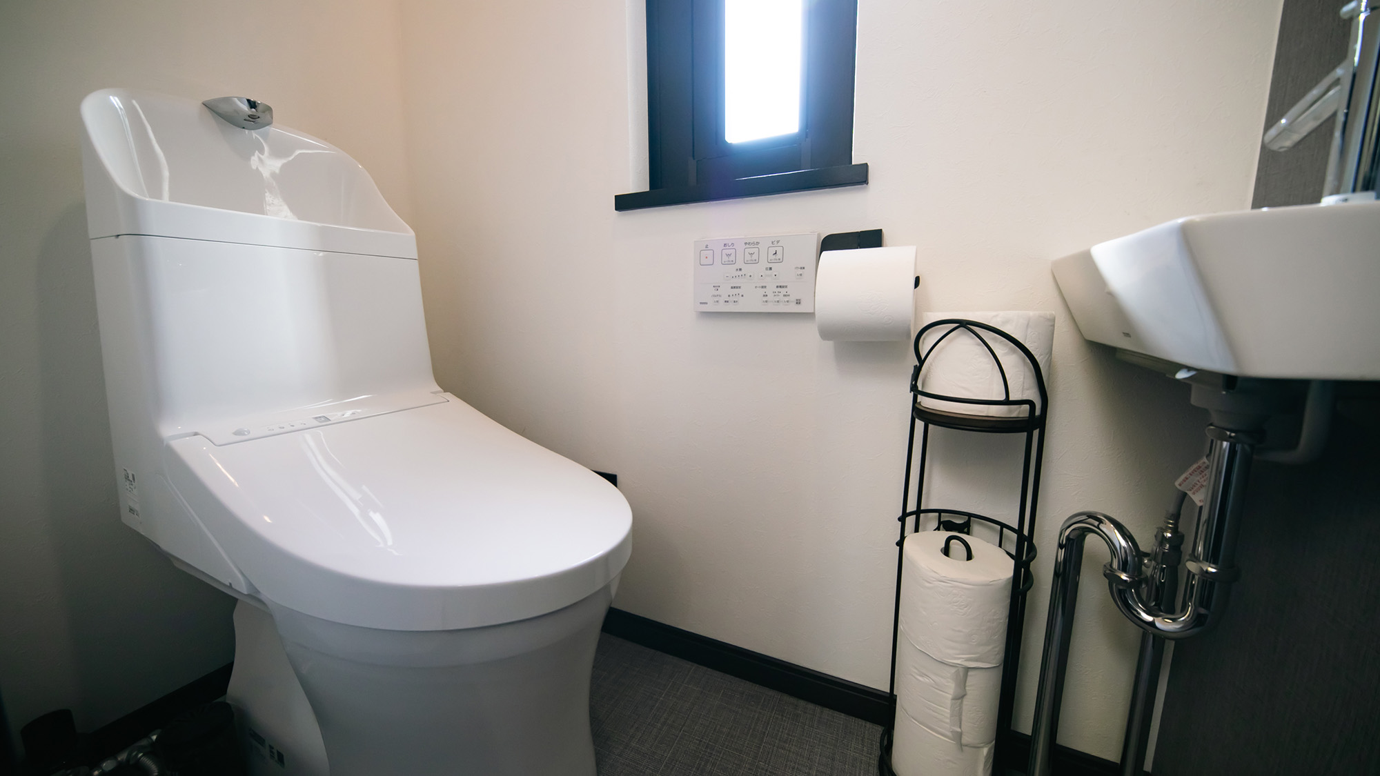 ・【トイレ】明るく清潔感のある温水洗浄便座付トイレ