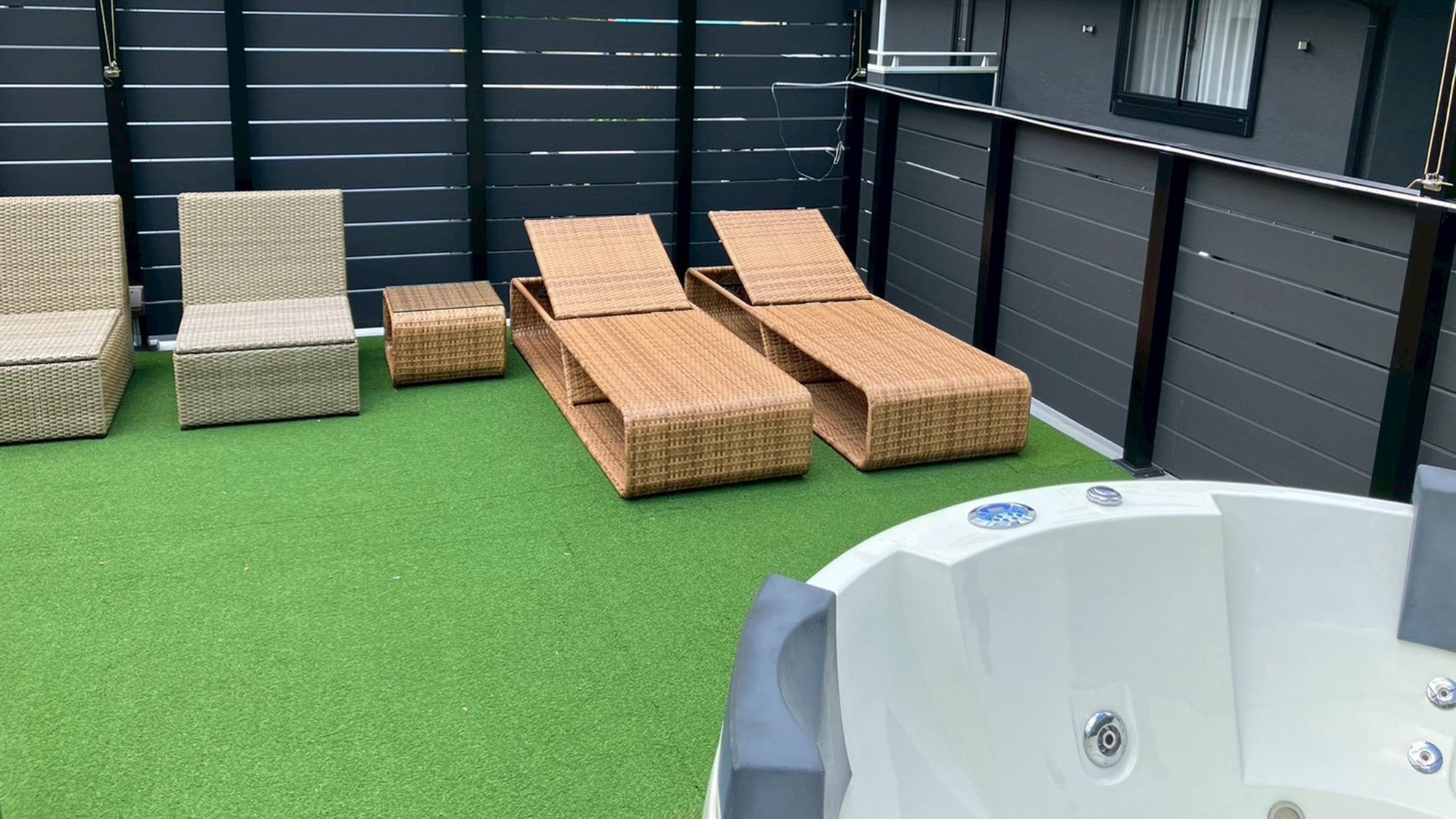 ・【サウナ・ジャグジー】川のせせらぎや緑に包まれての外気浴。極上の癒しを味わってください