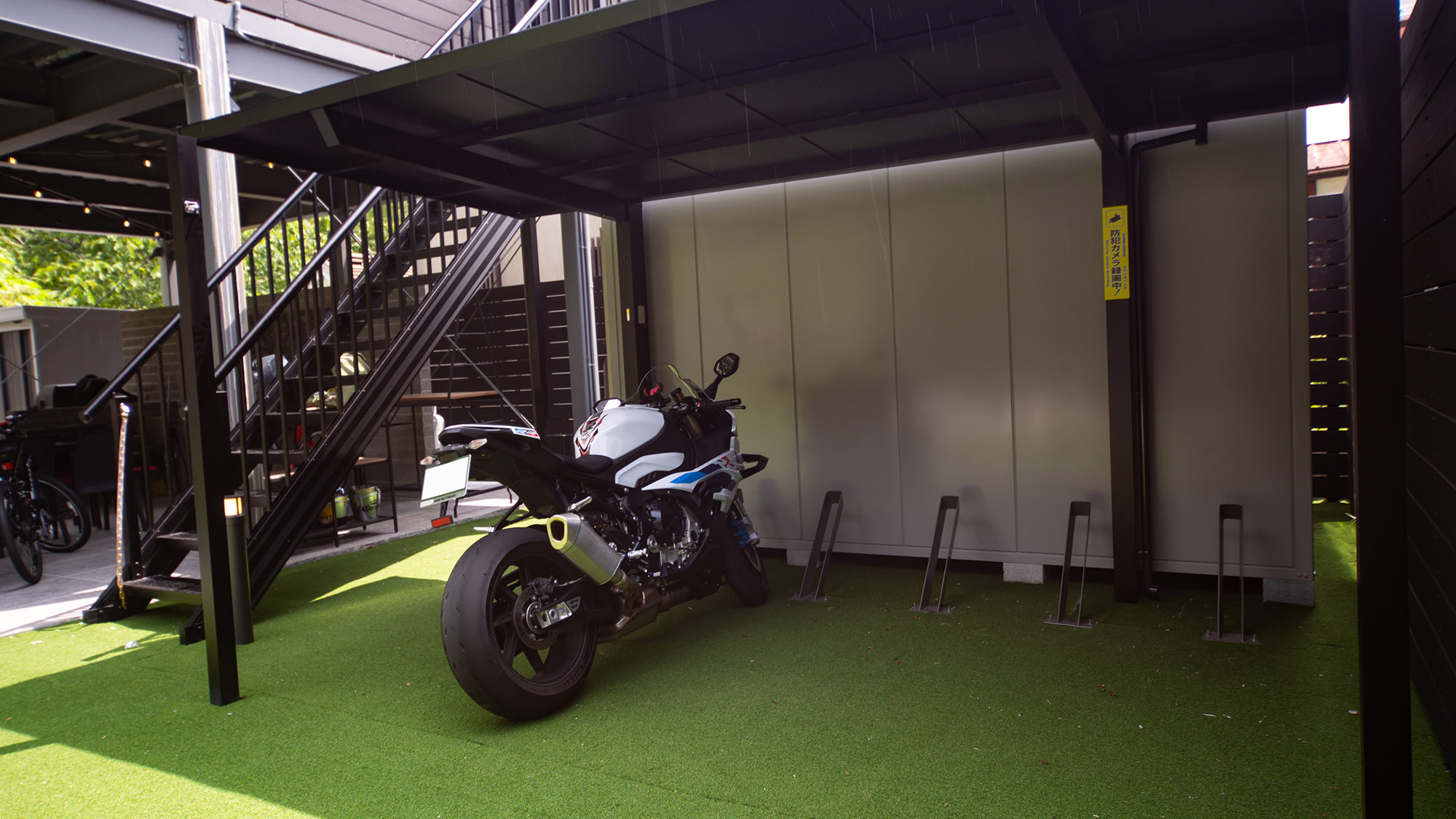 ・【駐輪場】バイクや自転車を停める屋根付き。自転車用のスタンドは6台分ございます