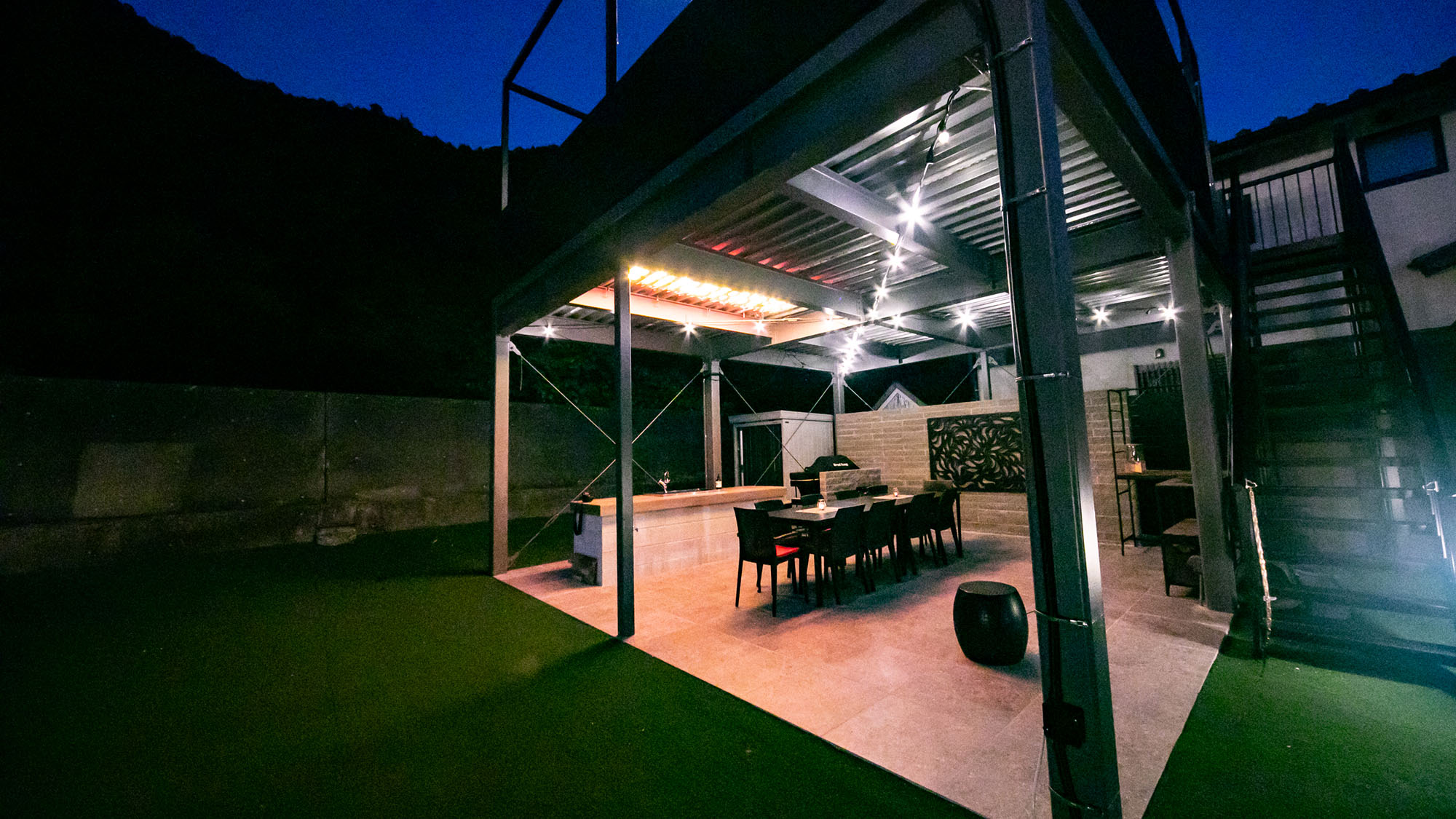 ・【BBQガーデン】ゆっくりとくつろいで楽しめる屋根付き。解放感が抜群です