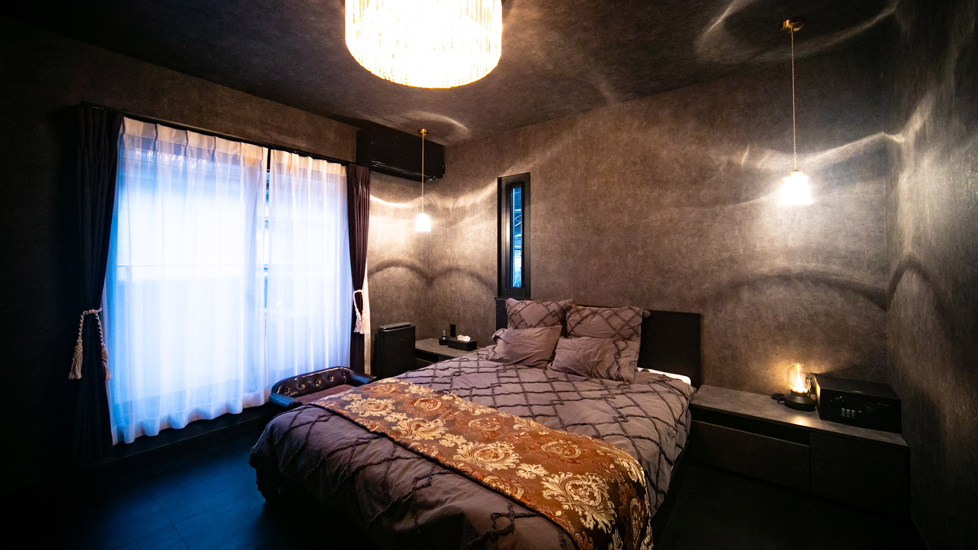 ・【寝室（2F）】落ち着いた雰囲気の寝室で、旅の疲れを癒してください