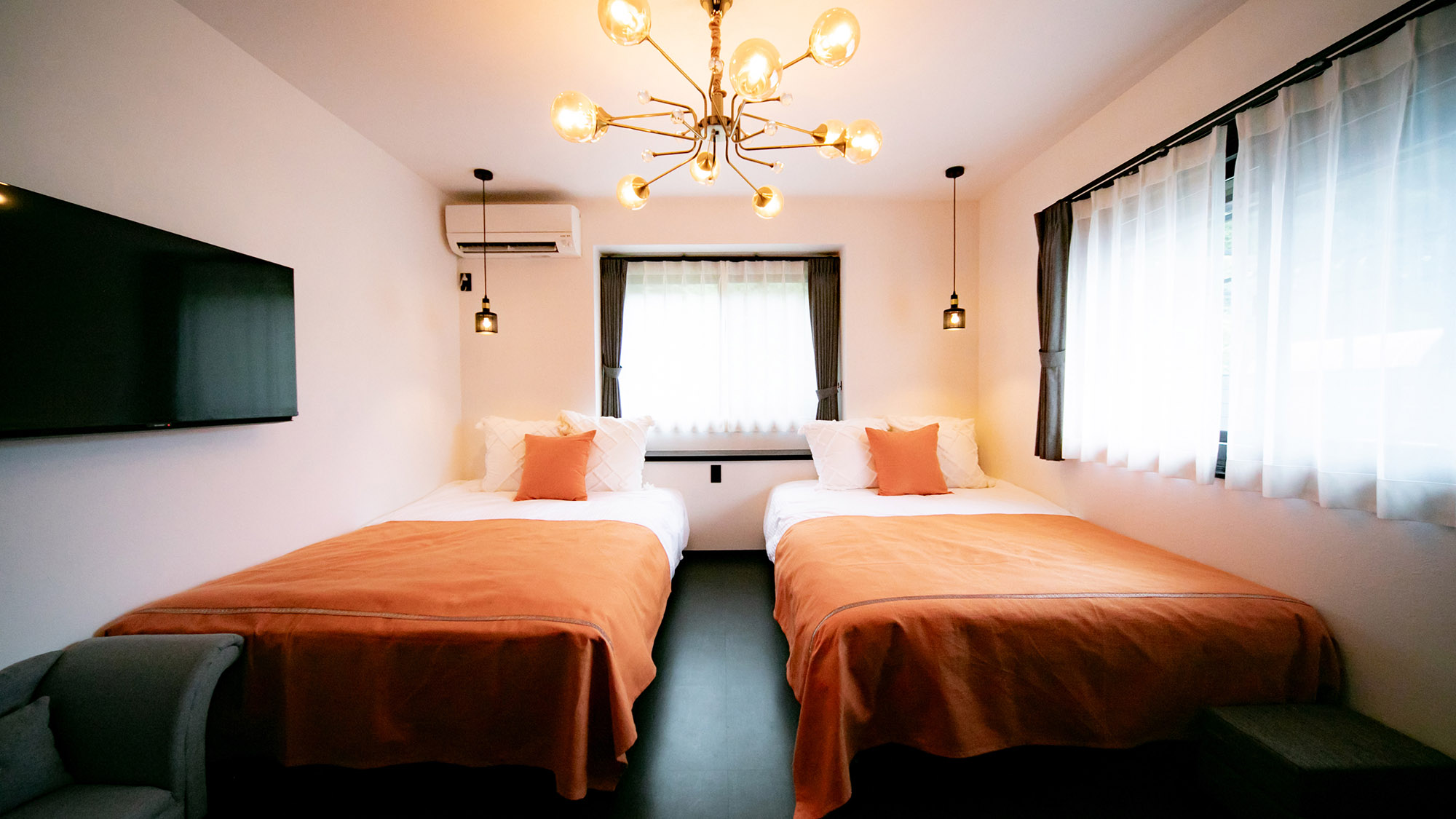 ・【寝室（2F）】白を基調とした明るいお部屋。のんびりお過ごしください