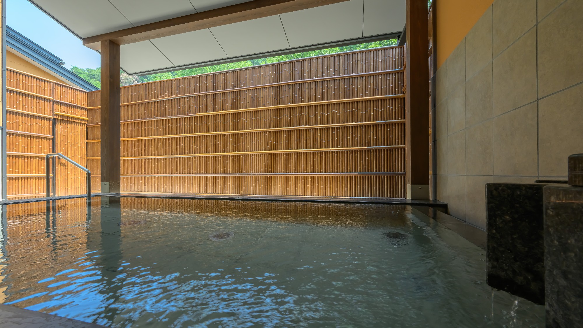 【鷲の湯】露天風呂で旅の疲れをじっくりと癒してください