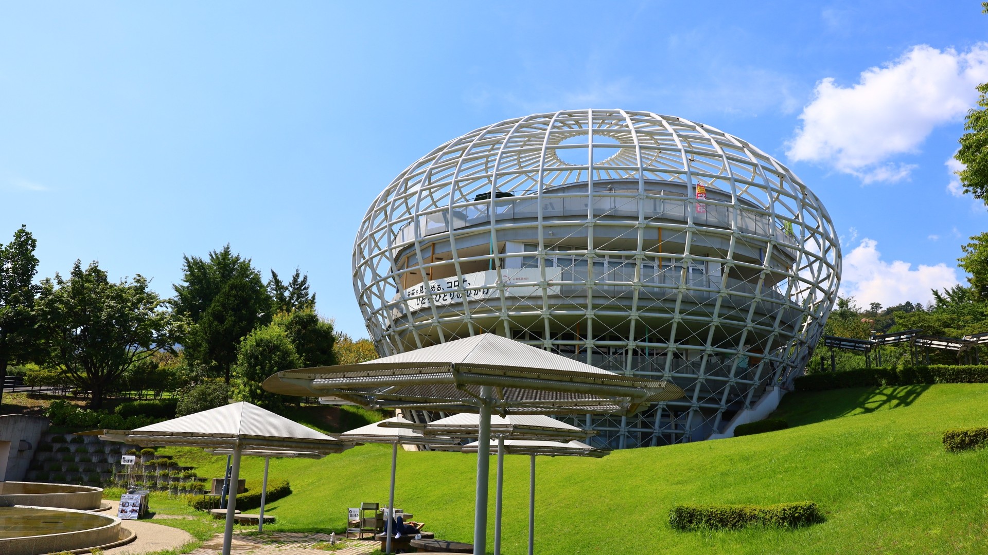 【笛吹川フルーツ公園】お車で30分。雨の日でも遊べるわんぱくドームや楽しめる遊具も充実。