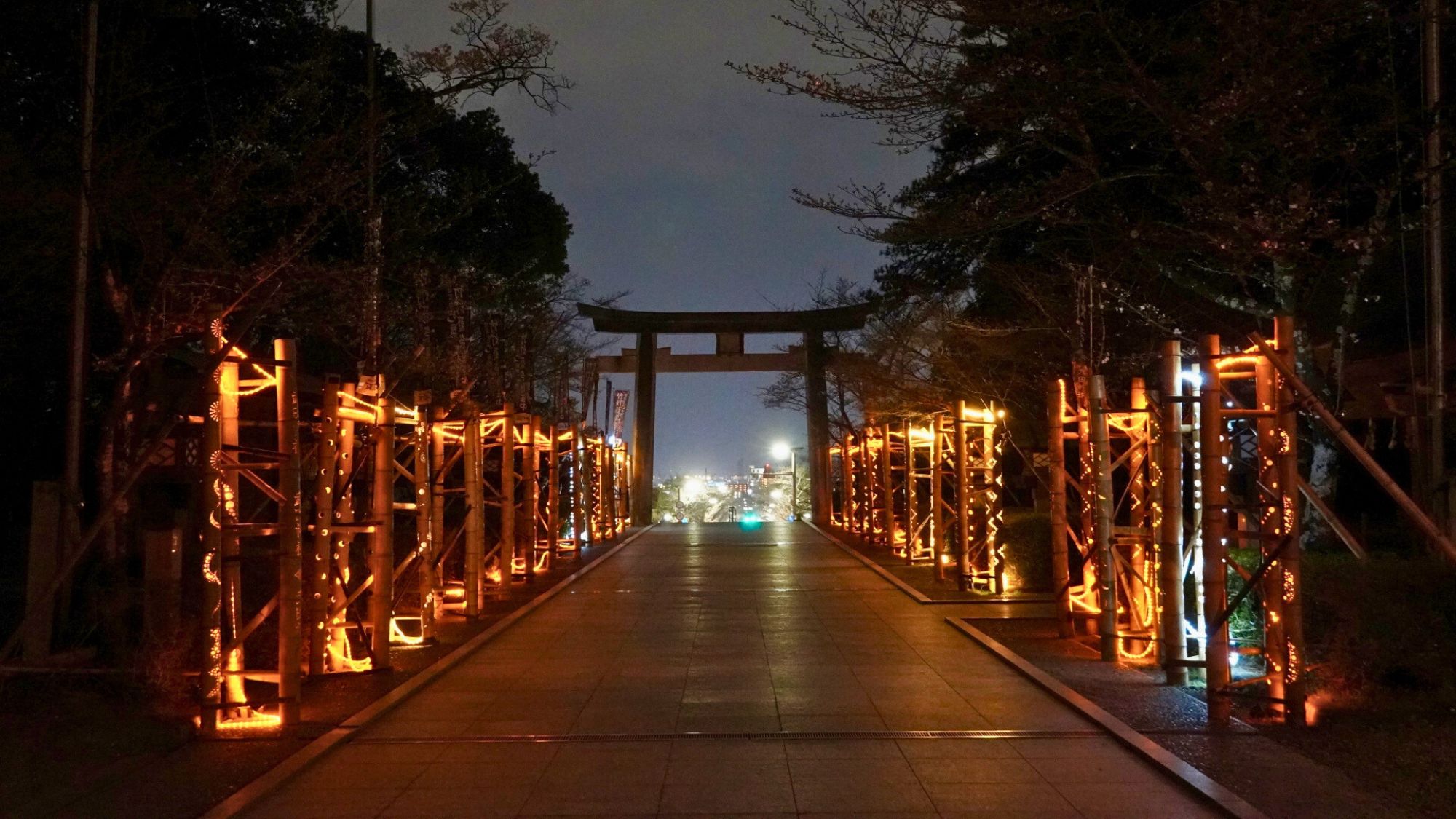 【武田神社】春は信玄公芸術灯籠祭が行われ、夜は幻想的な光に包まれます。当館よりお車で約11分。