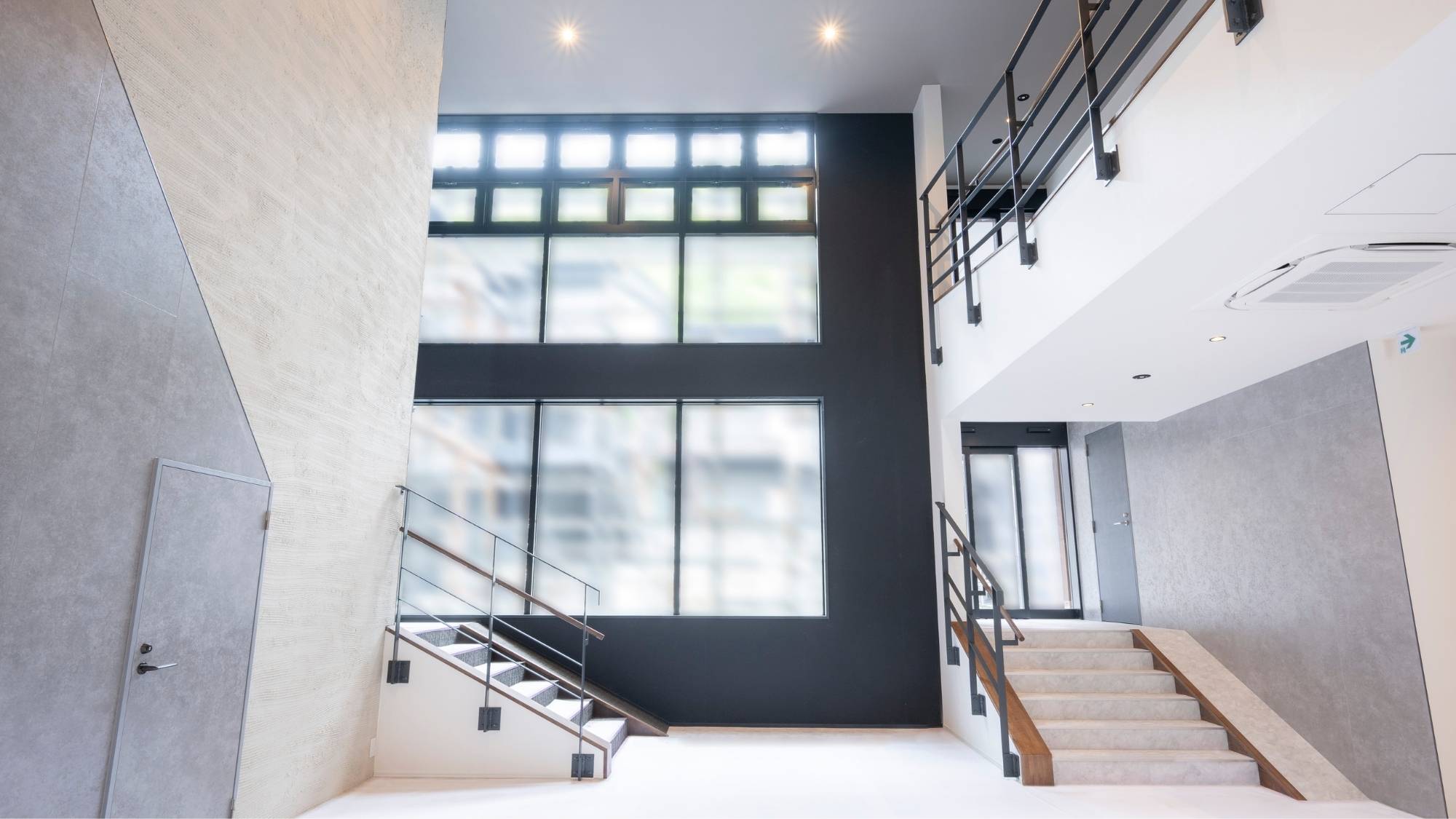 【ロビー】大きな窓から光が差し込む広々とした空間です