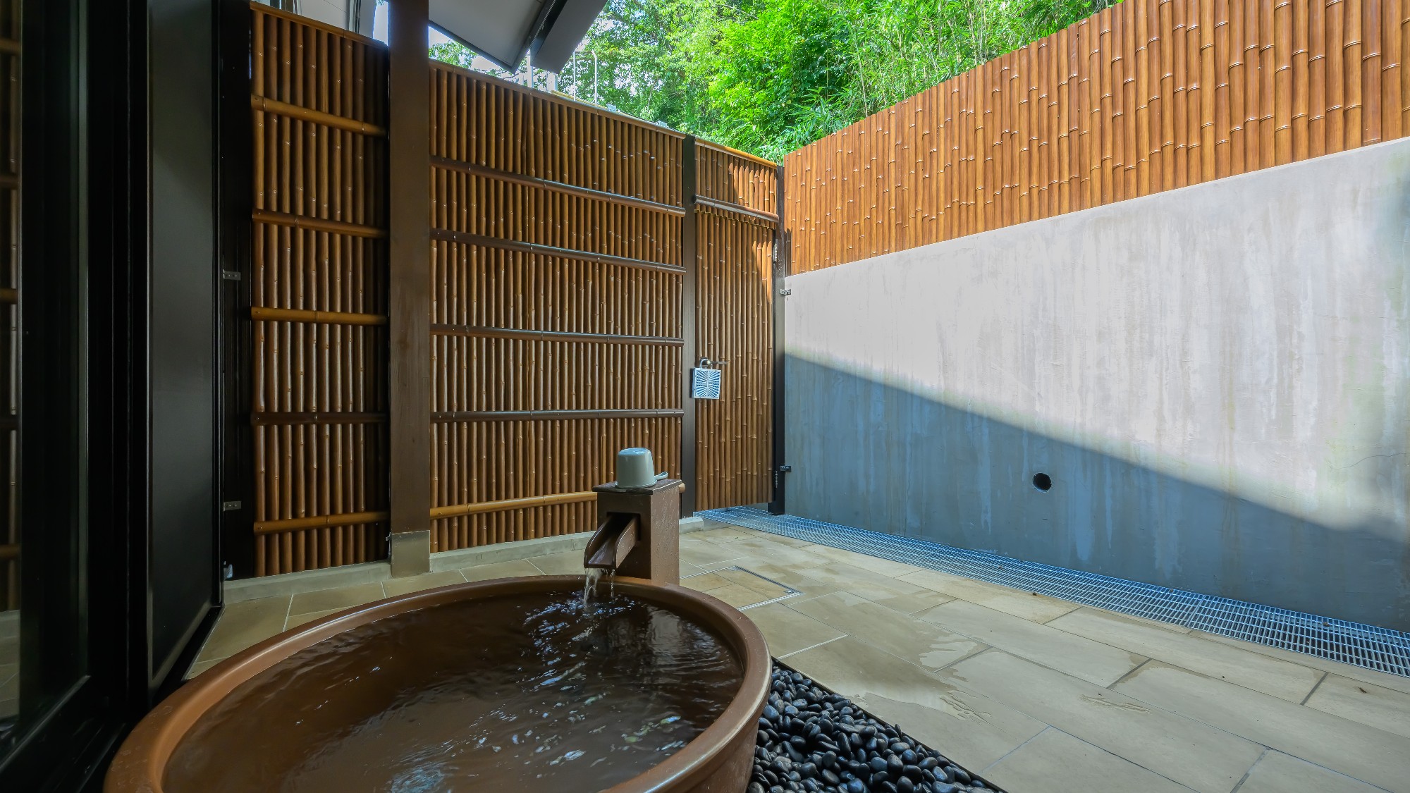 当館自慢の最上級客室、デラックスツイン。広々とした間取りと専用露天風呂付きの快適空間をお届けします。