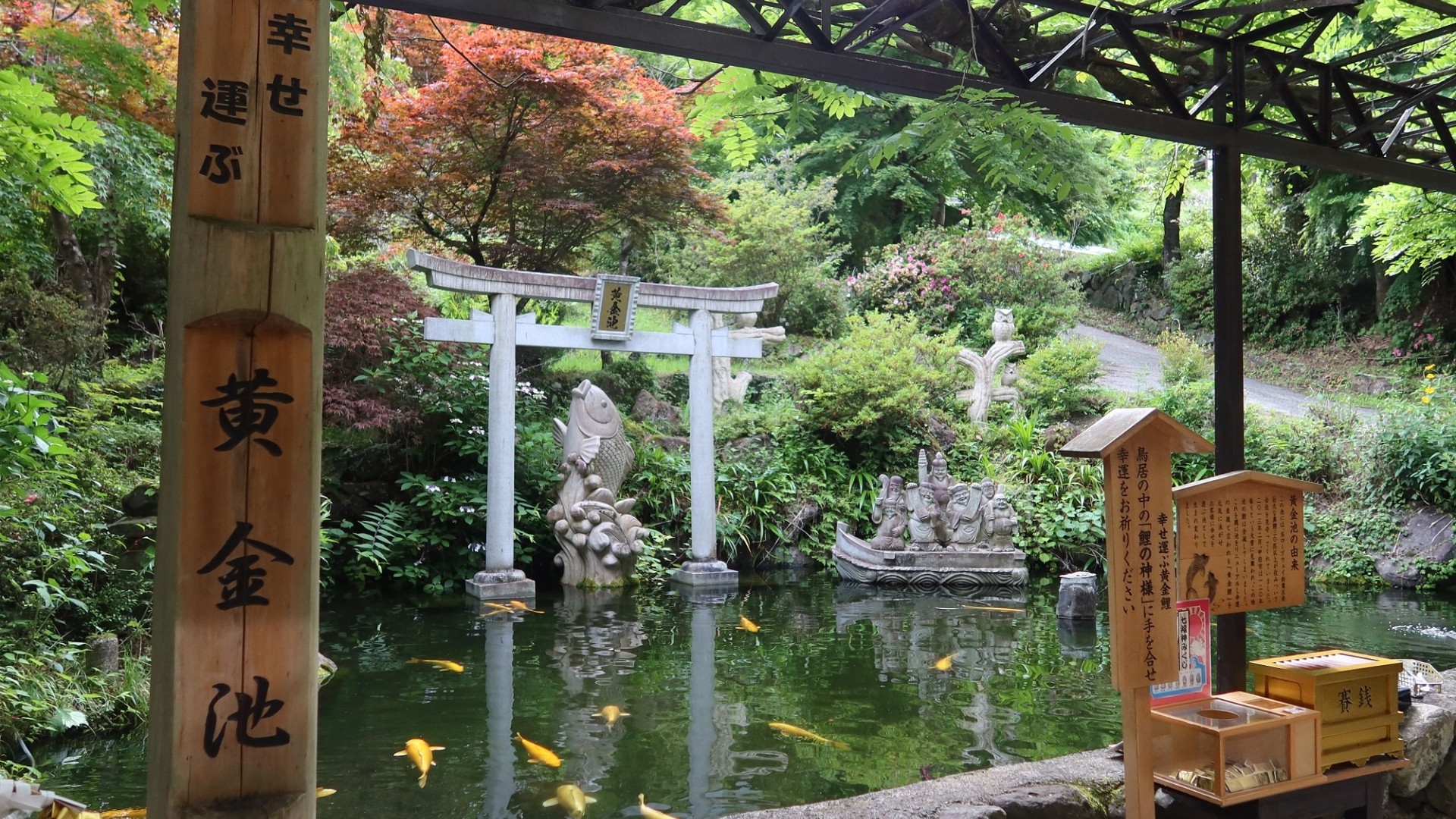 【昇仙峡ロープウェイ】終着点の仙が滝駅は済んだ空気と滝の音に心がそっと整います。