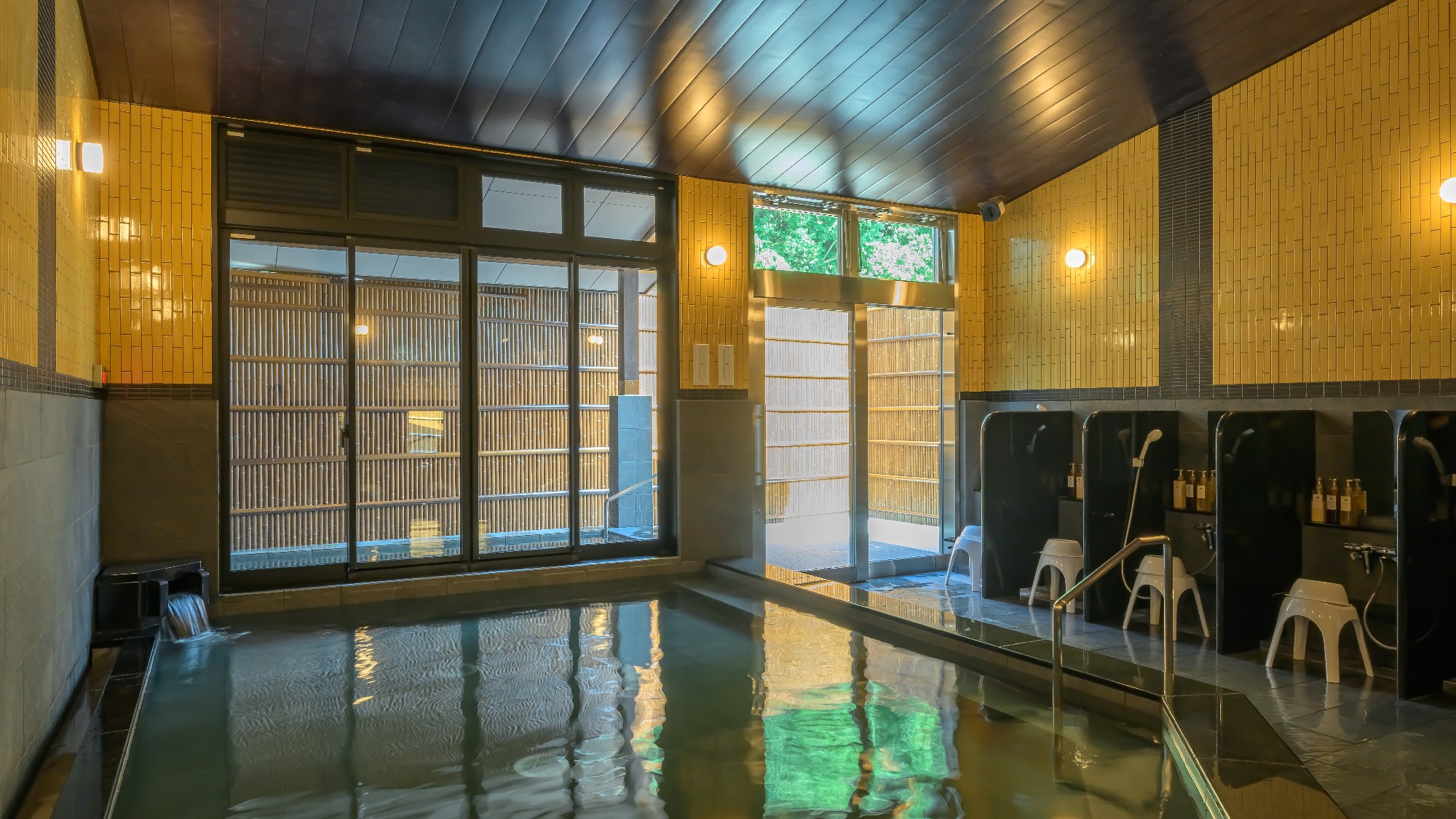 落ち着いた照明と、重厚感のある石造りが織りなす大浴場。広々とした空間を思う存分お楽しみください。