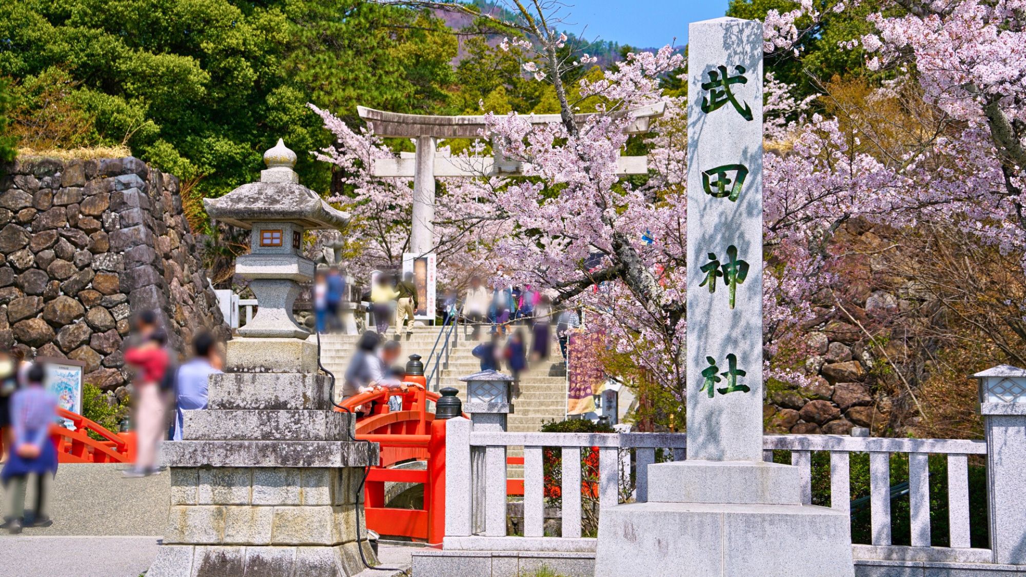 【武田神社】武田信玄公を祀り、春は200本の桜が咲き誇るお花見スポットです。当館よりお車で約11分。