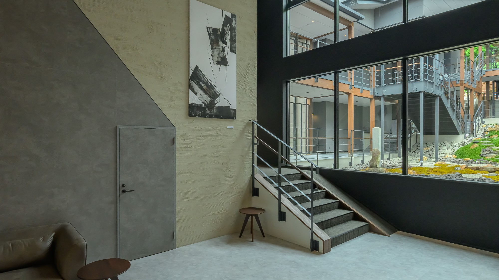 【フロントロビー】吹き抜けの天井が開放感あるロビー