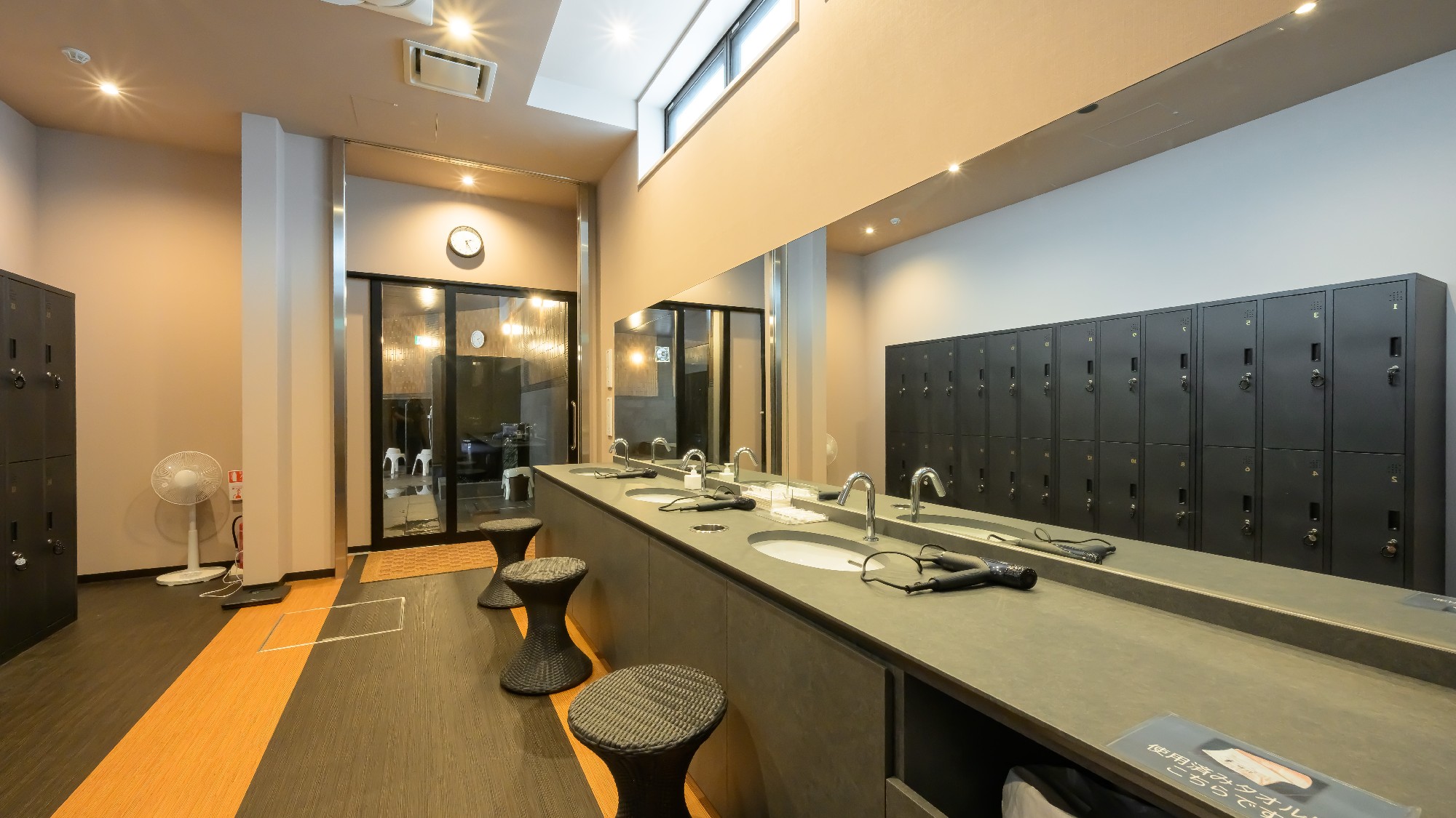 【鷲の湯】広々とした清潔感のある大浴場脱衣所