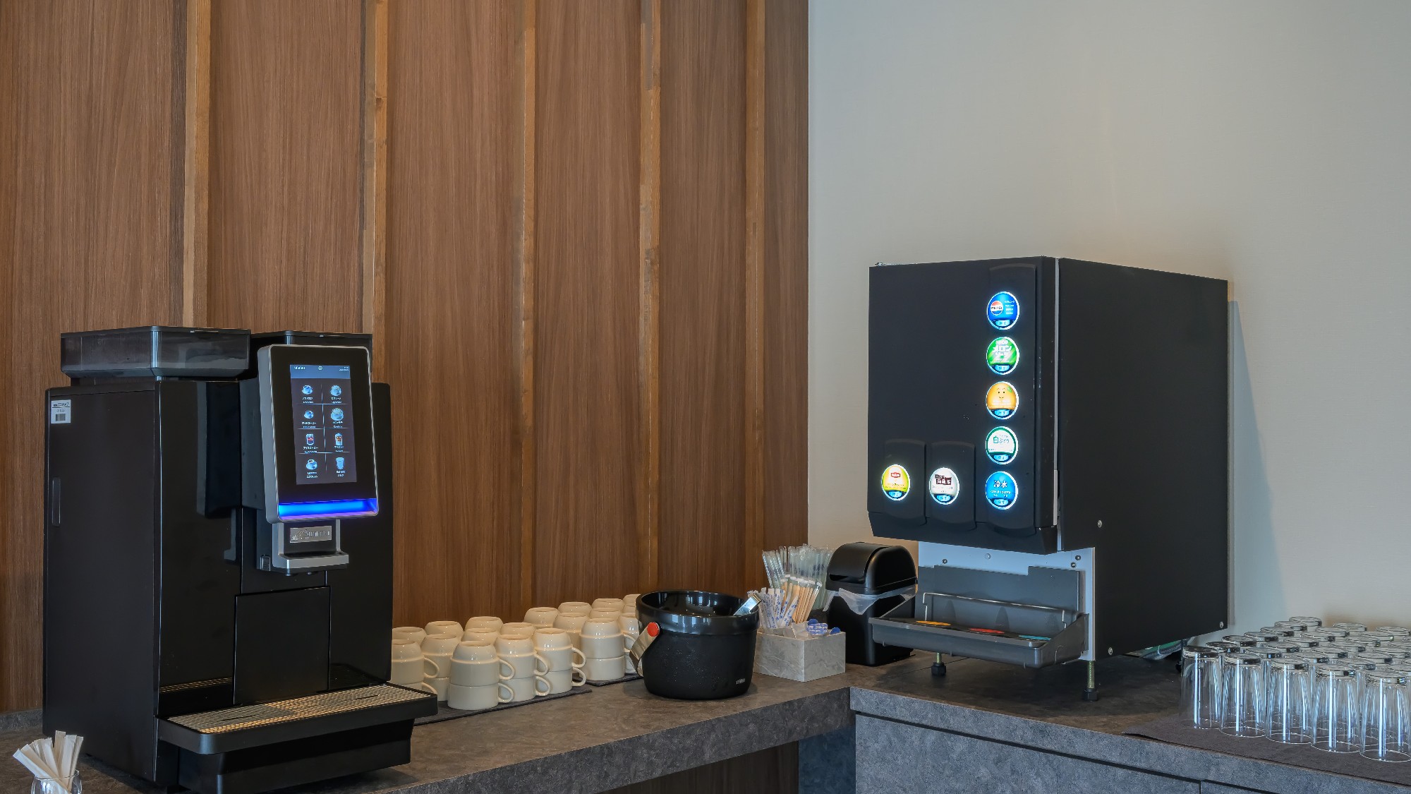 【フリーラウンジ】15:00～22:00までコーヒーやソフトドリンク、アイスなどご自由にどうぞ