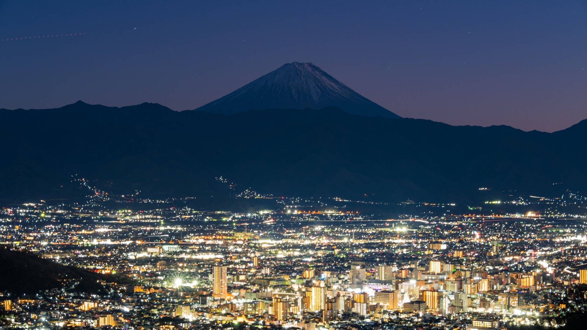 【甲府盆地の夜景を富士山】
