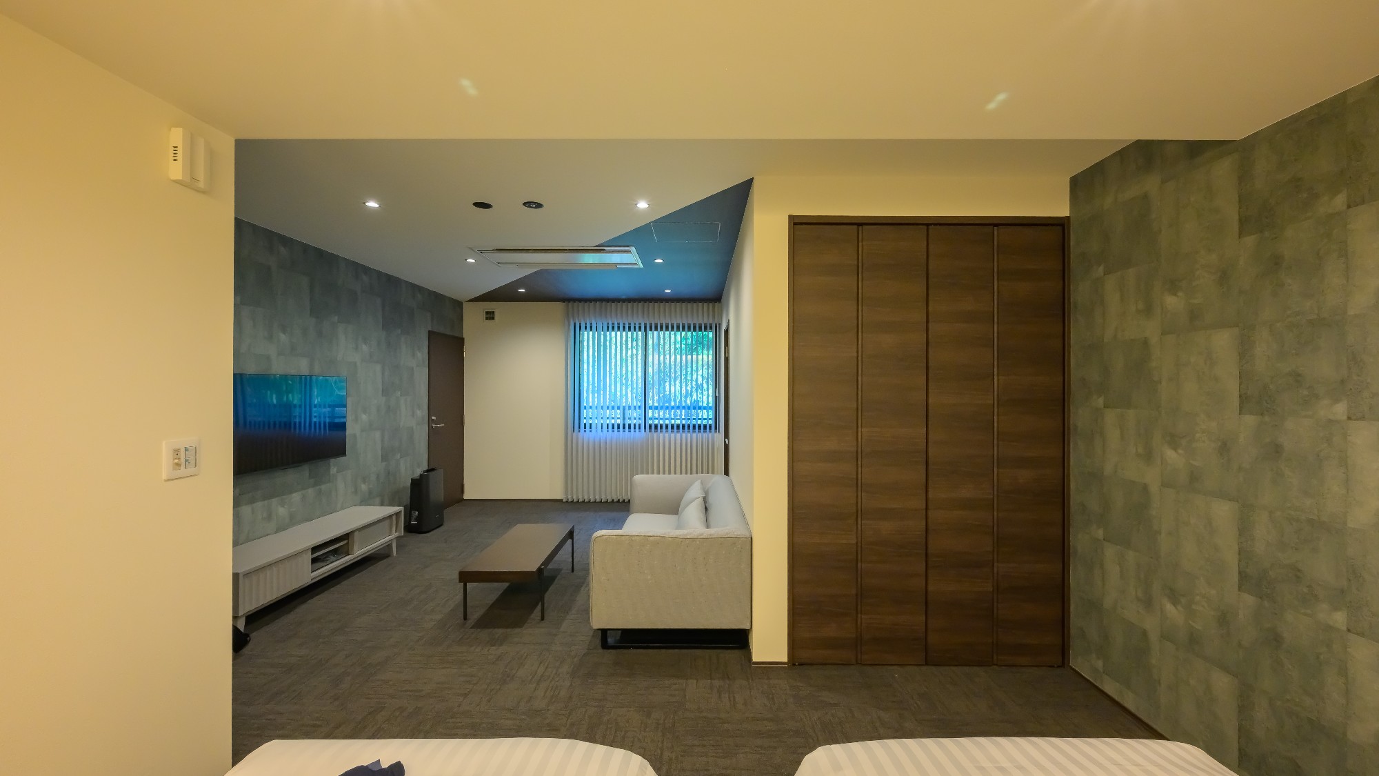 【デラックスツイン】玄関からベッドルームが見えない、プライベート感ある間取りです。