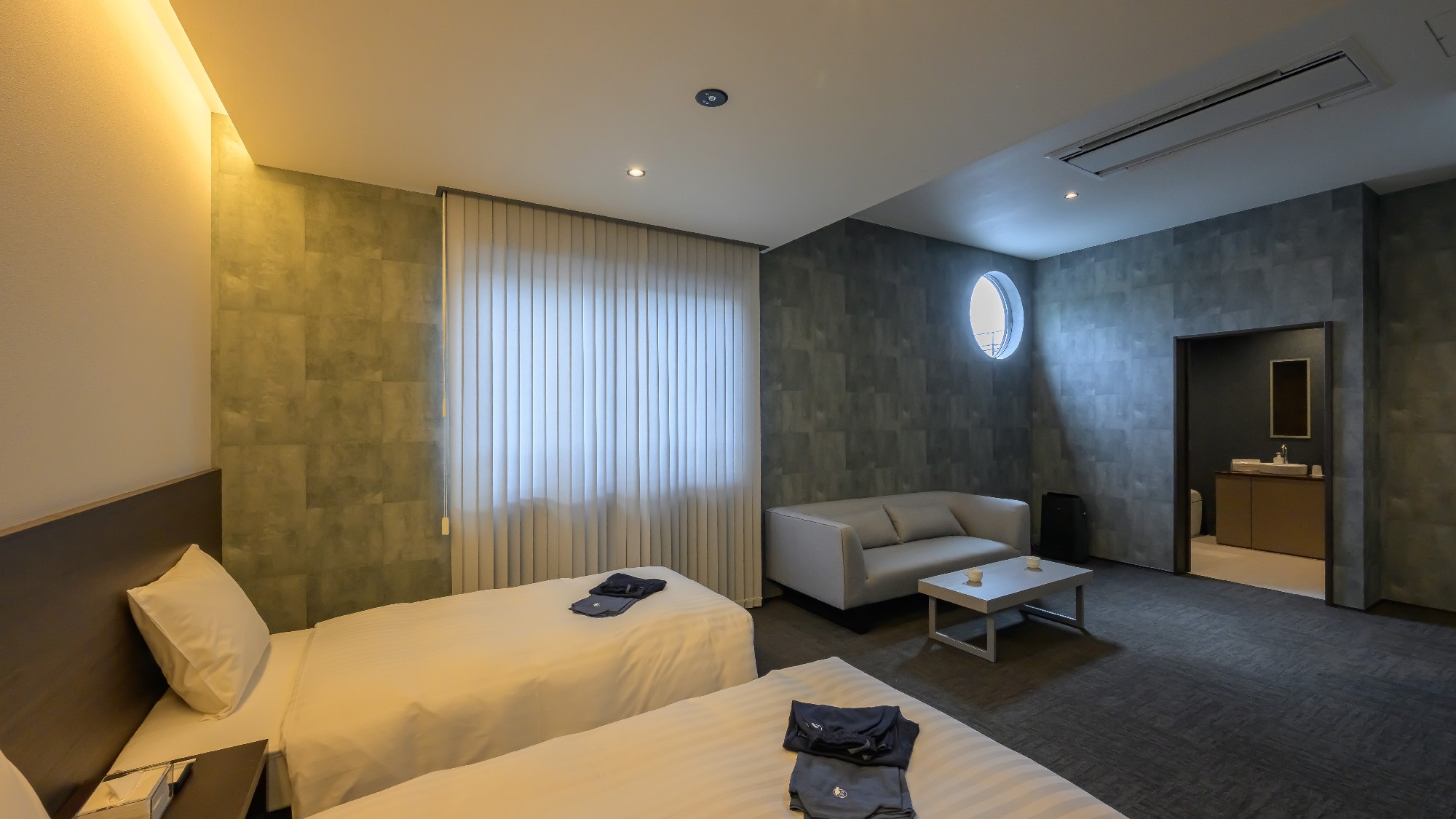 【客室】グランドツイン。車椅子のままでお部屋をご利用いただけます