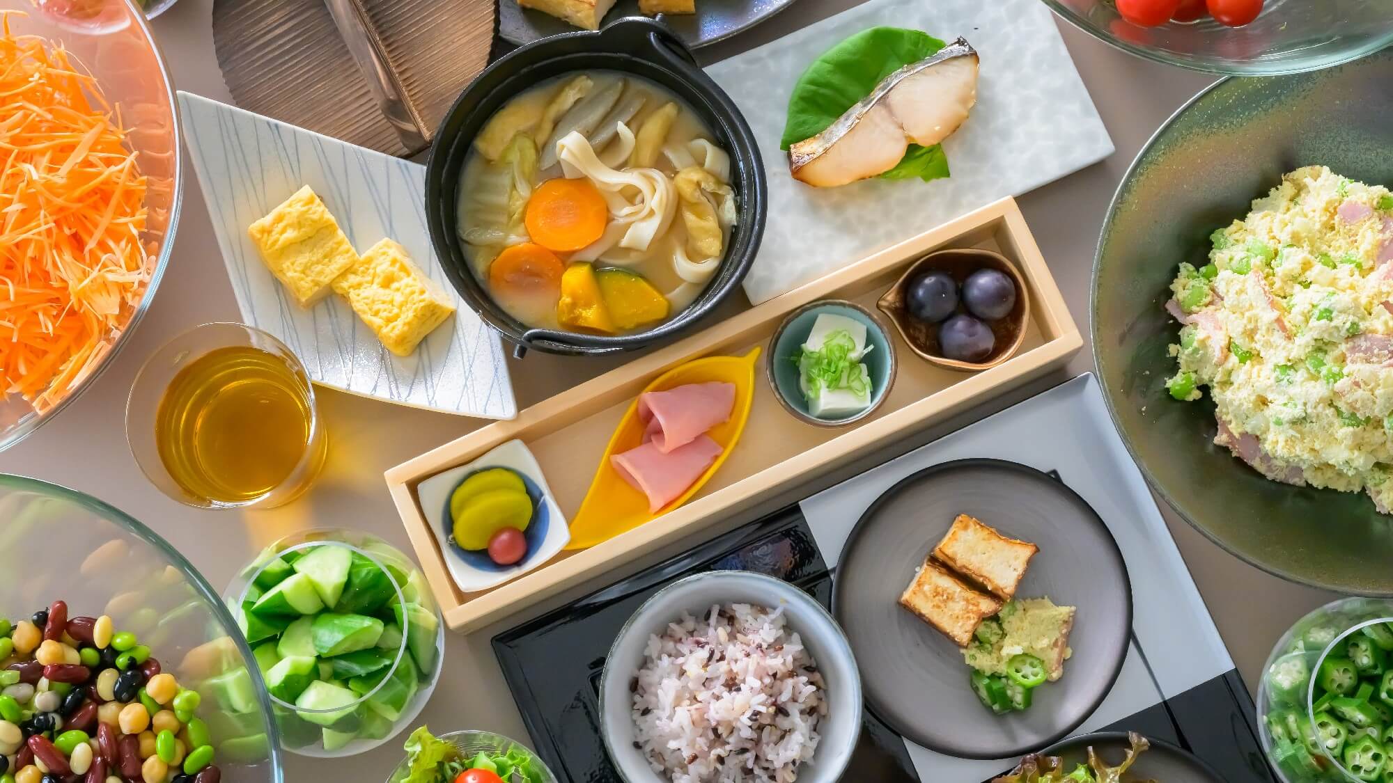 【朝食一例】地物野菜や発酵食を中心とした体に優しい朝食です。ハーフビュッフェスタイルとなります